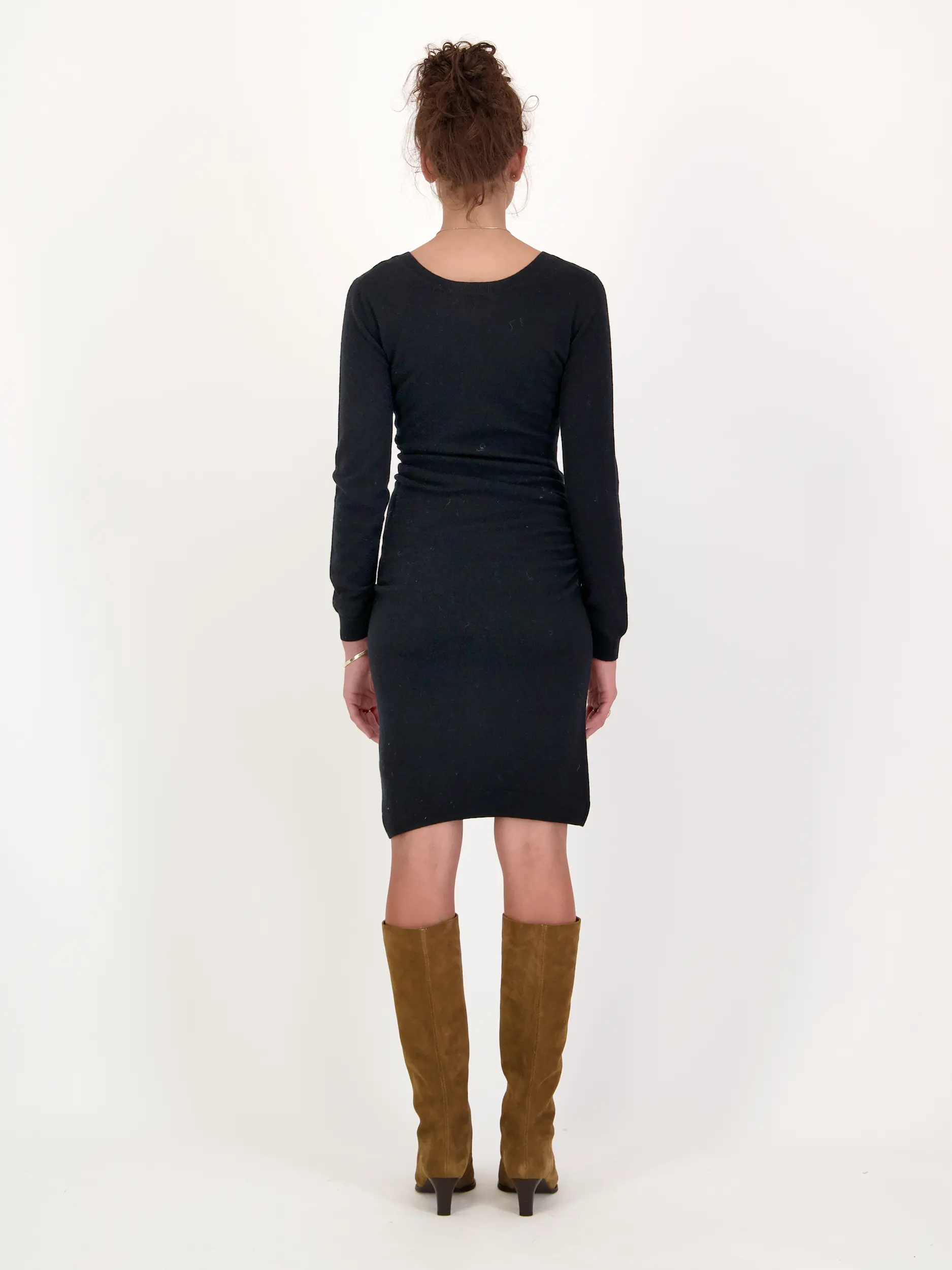 Midi Strickkleid aus Kaschmir-Mix langarm - Artikel Rückseite getragen von einem Modell - Farbe: Schwarz