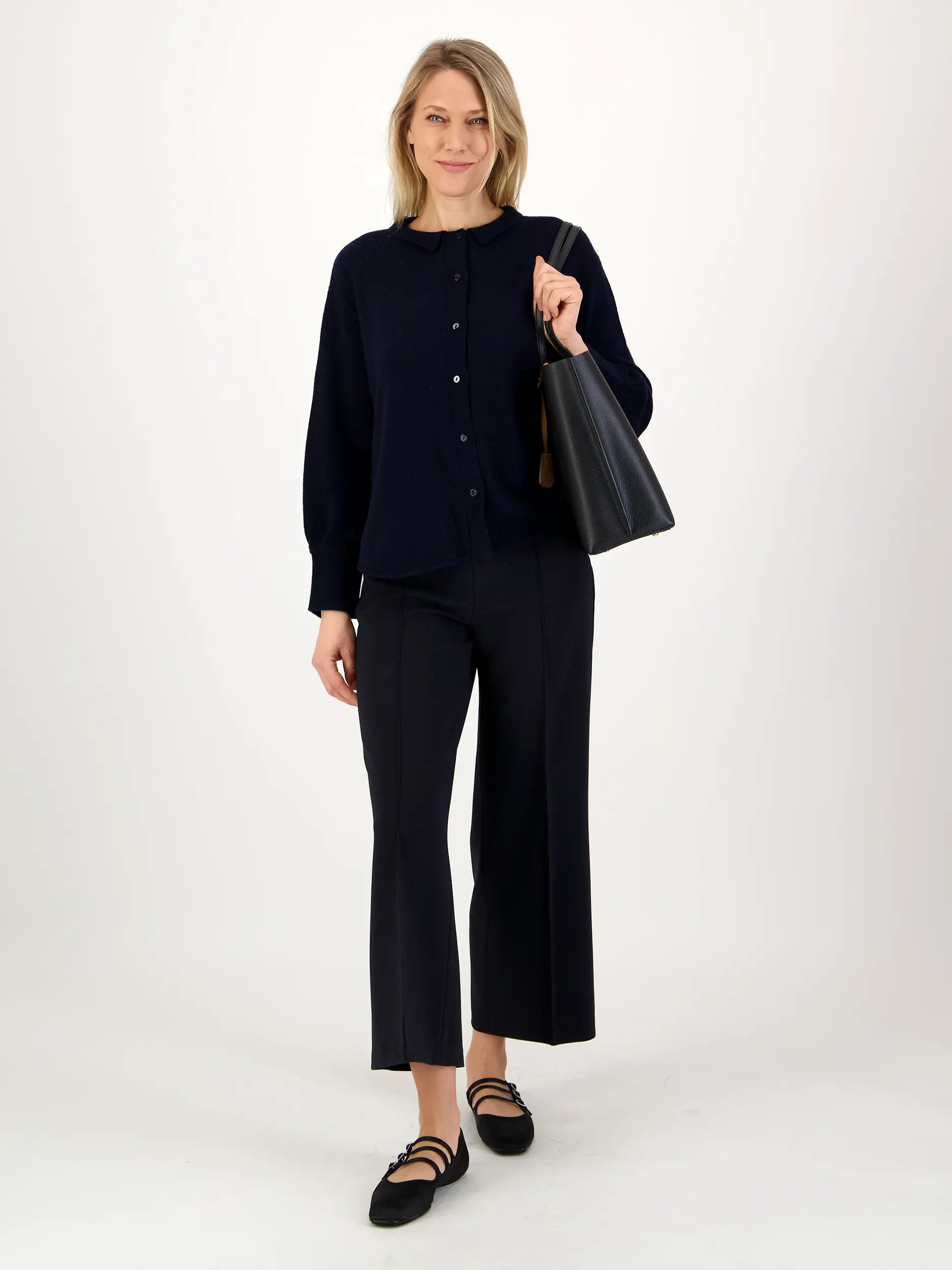 Strickjacke aus Kaschmir-Mix - Artikel Teil eines Outfits getragen von einem Modell - Farbe: Blau