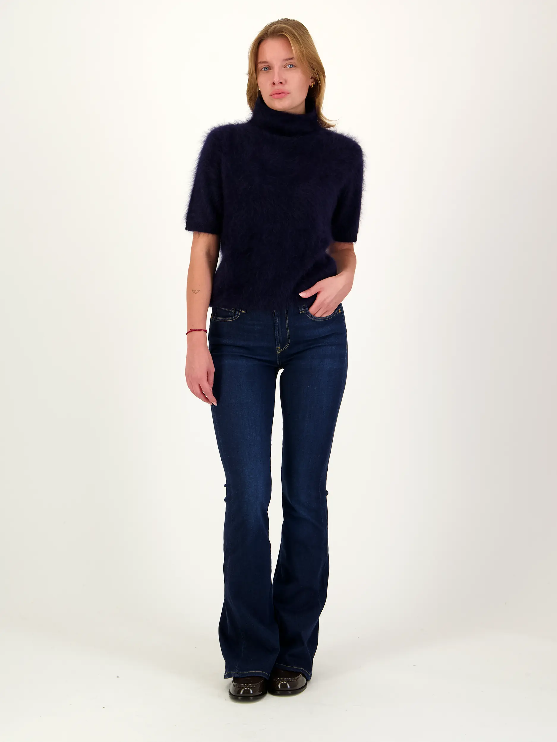 High Rise Bootcut Jeans 'Ali' - Artikel Teil eines Outfits getragen von einem Modell - Farbe: Blau