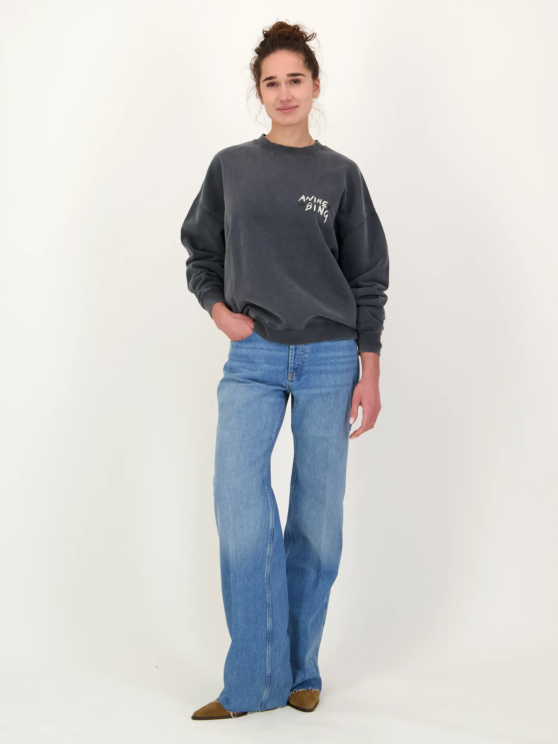 Sweatshirt 'Iles' - Artikel Teil eines Outfits getragen von einem Modell - Farbe: Grau