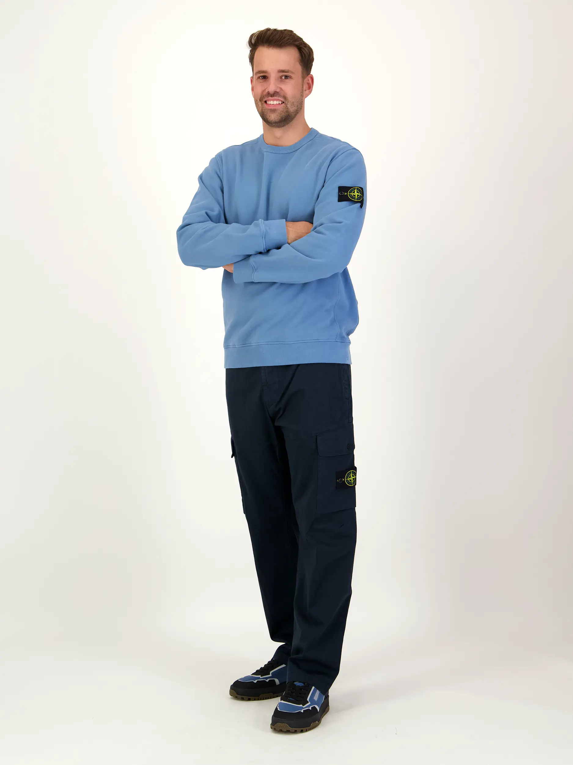 Sweatshirt - Artikel Teil eines Outfits getragen von einem Modell