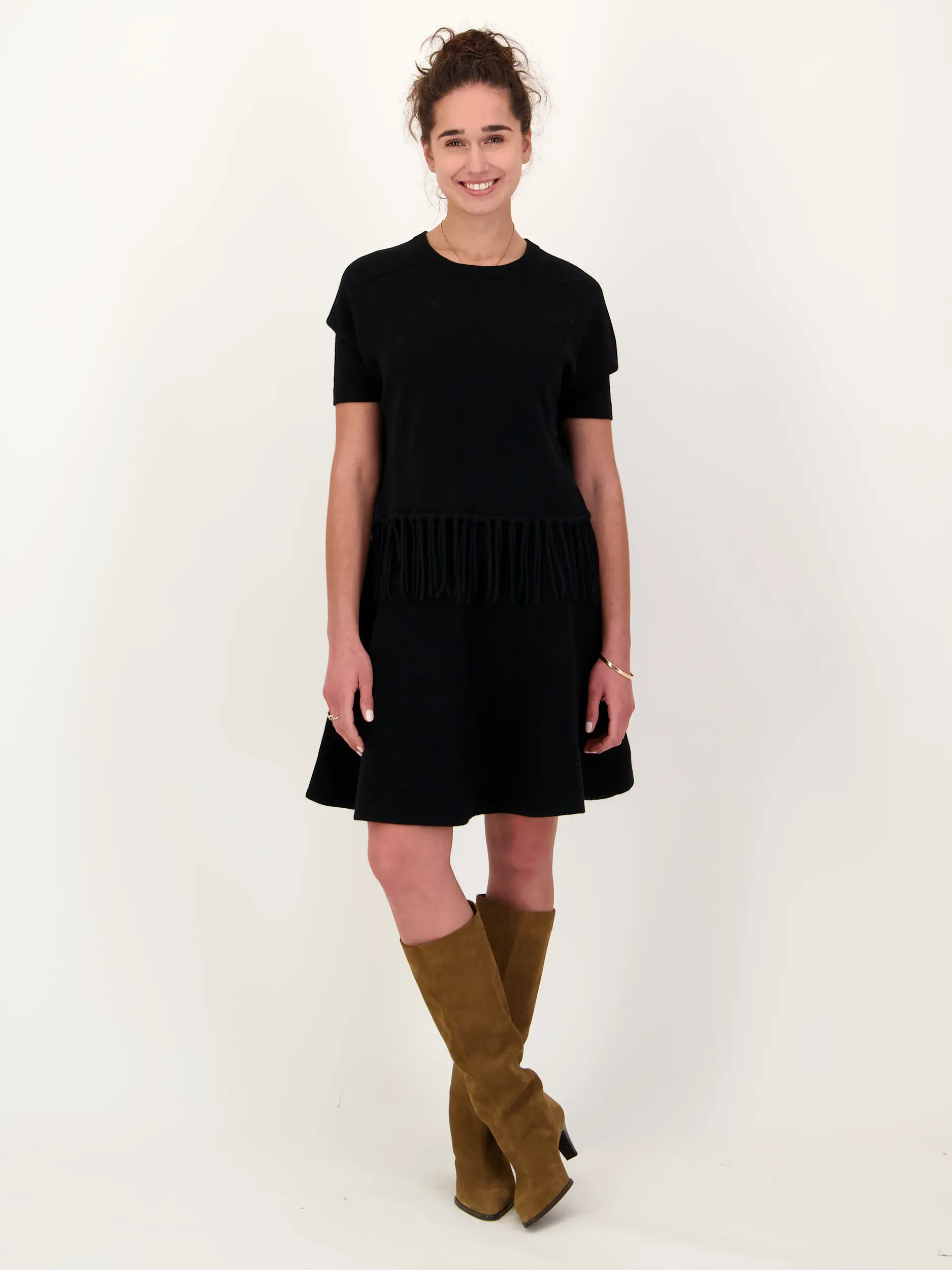 Pullover aus Wolle mit Fransen kurzarm - Artikel Teil eines Outfits getragen von einem Modell - Farbe: Schwarz