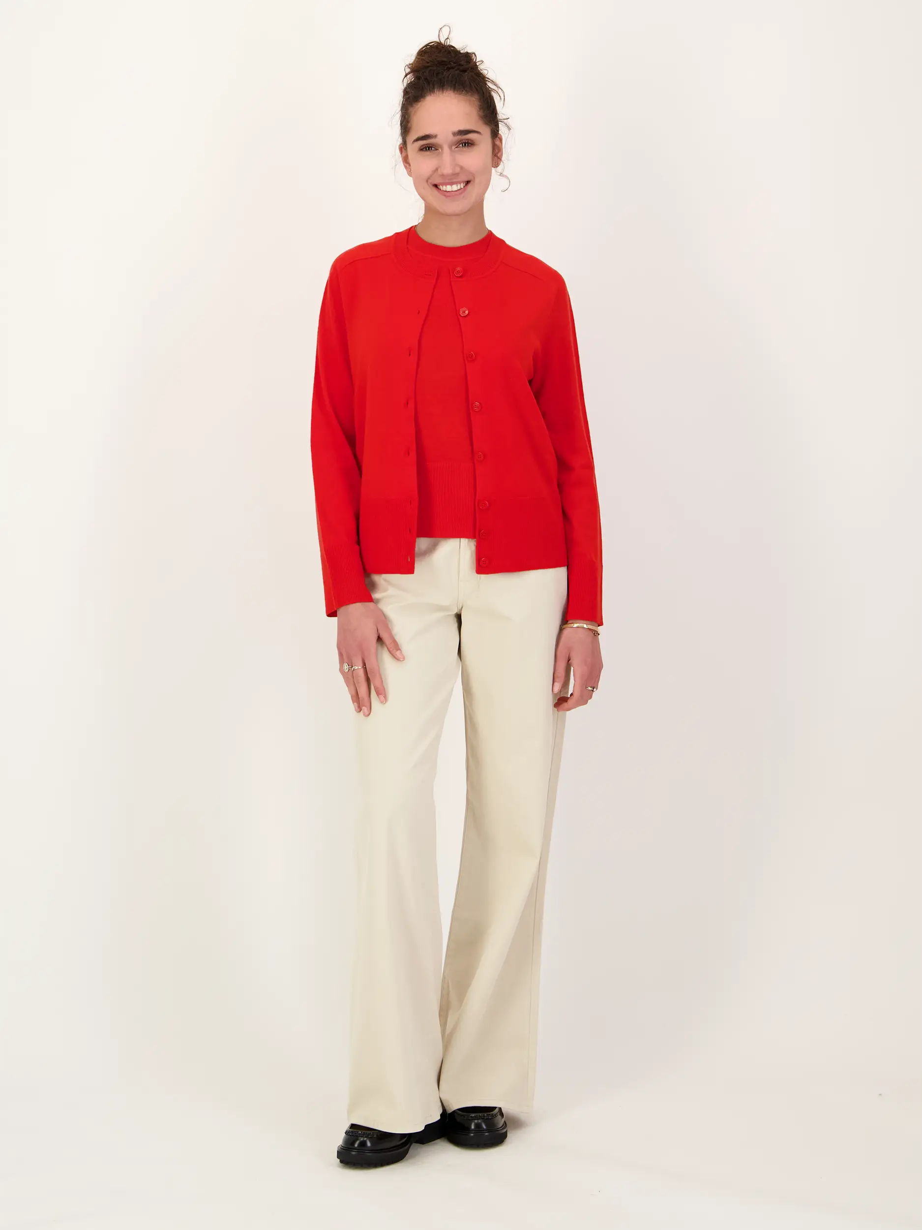 Pullunder 'Isola' aus Wolle - Artikel Teil eines Outfits getragen von einem Modell - Farbe: Rot