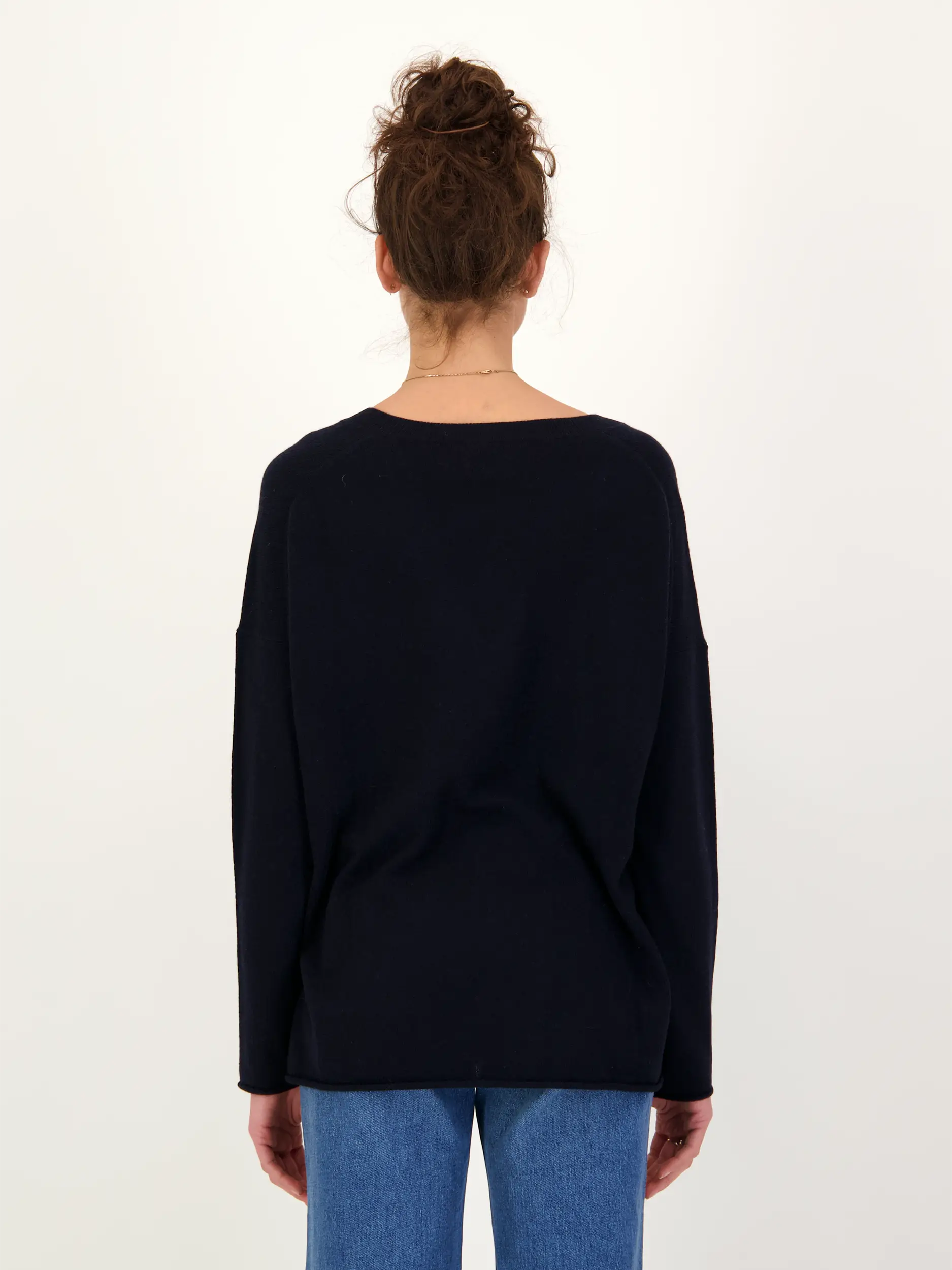 Pullover aus Kaschmir - Artikel Rückseite getragen von einem Modell - Farbe: Blau