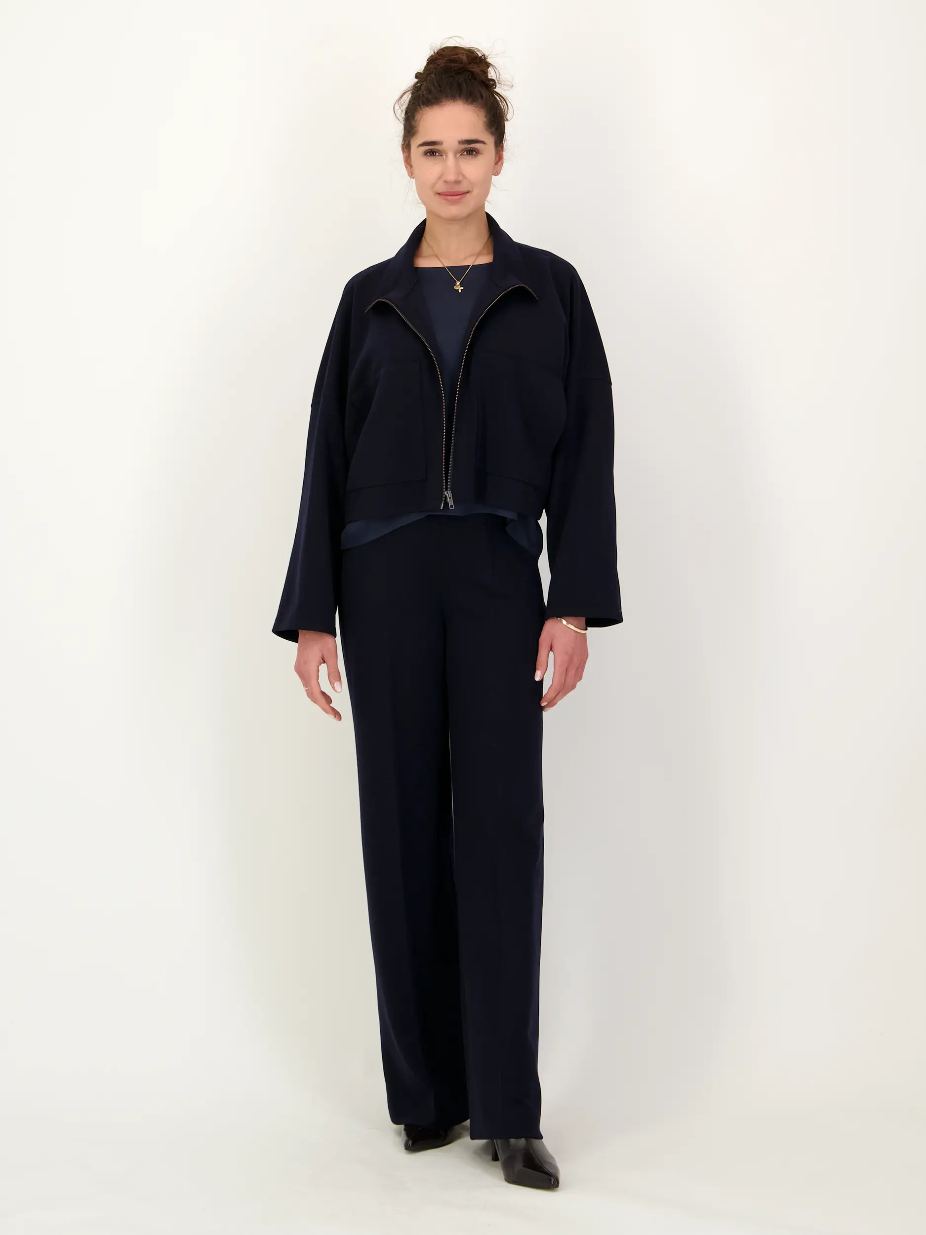 Jacke 'Elstow' - Artikel Teil eines Outfits getragen von einem Modell - Farbe: Blau