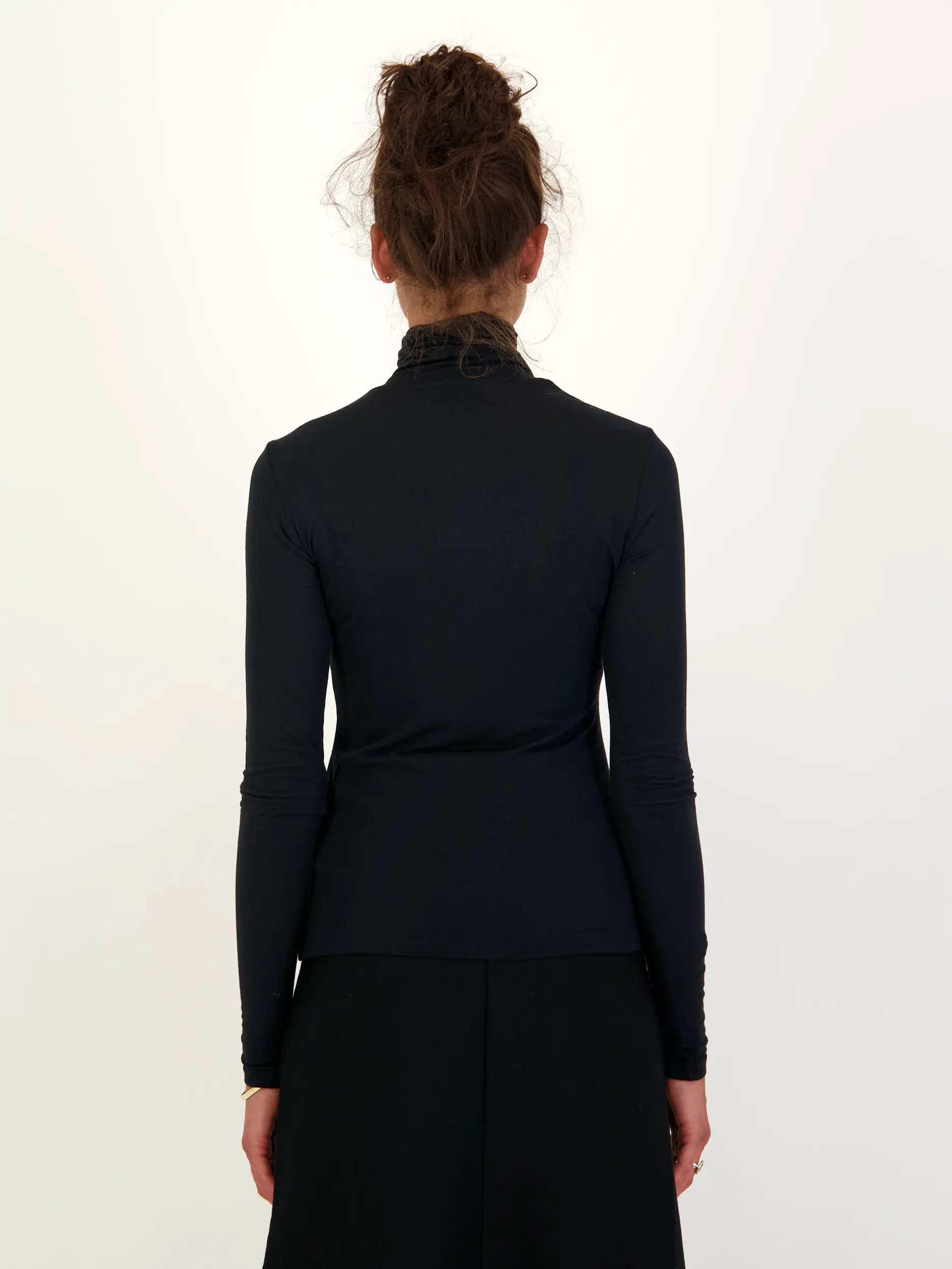 Langarmshirt 'Chic Comfort' - Artikel Rückseite getragen von einem Modell - Farbe: Schwarz