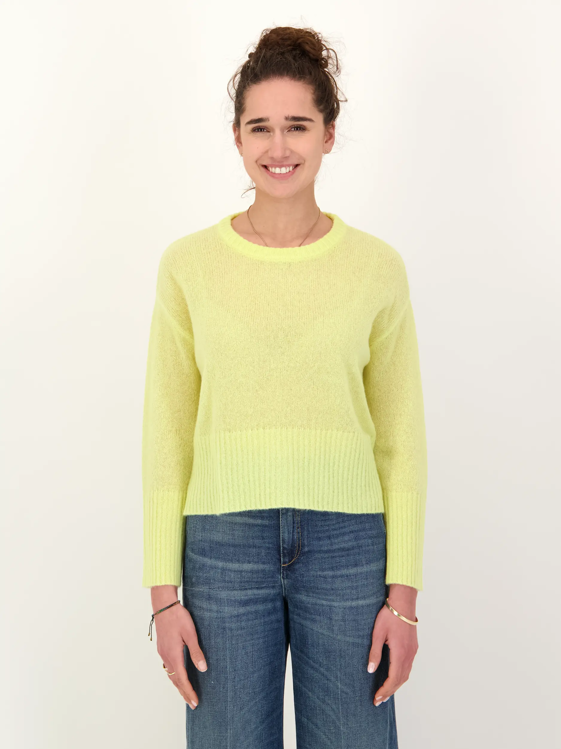 Pullover 'Kashi' aus Kaschmir Seide Mix - Artikel Vorderseite getragen von einem Modell - Farbe: Gelb