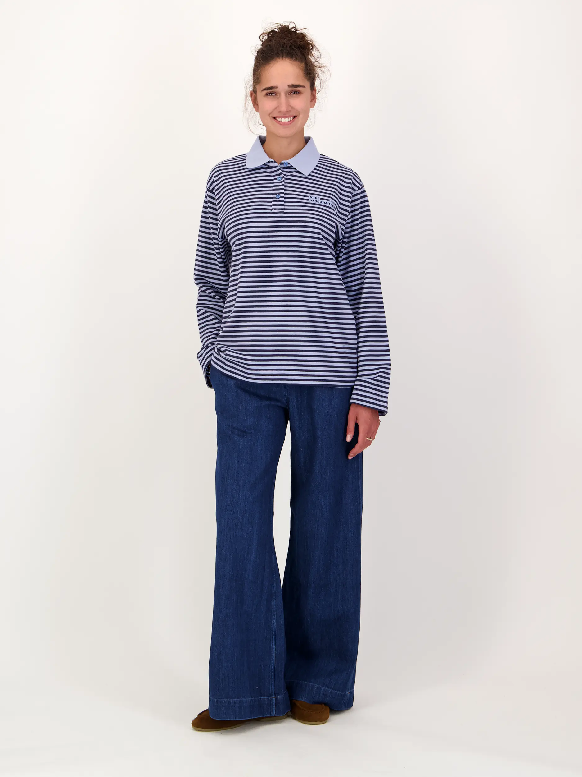 Gestreiftes Poloshirt langarm - Artikel Teil eines Outfits getragen von einem Modell - Farbe: Blau