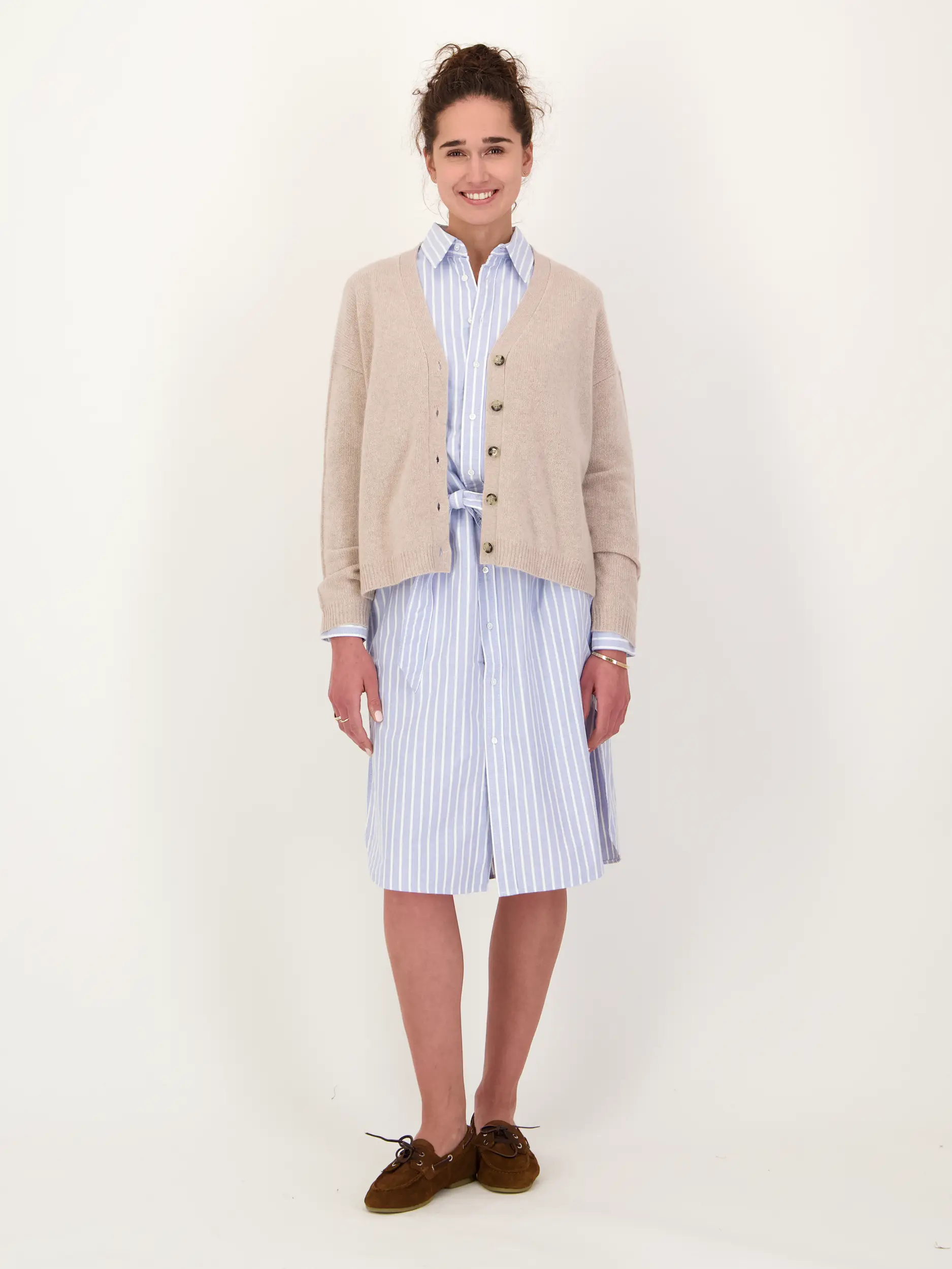 Strickjacke aus Kaschmir - Artikel Teil eines Outfits getragen von einem Modell - Farbe: Beige