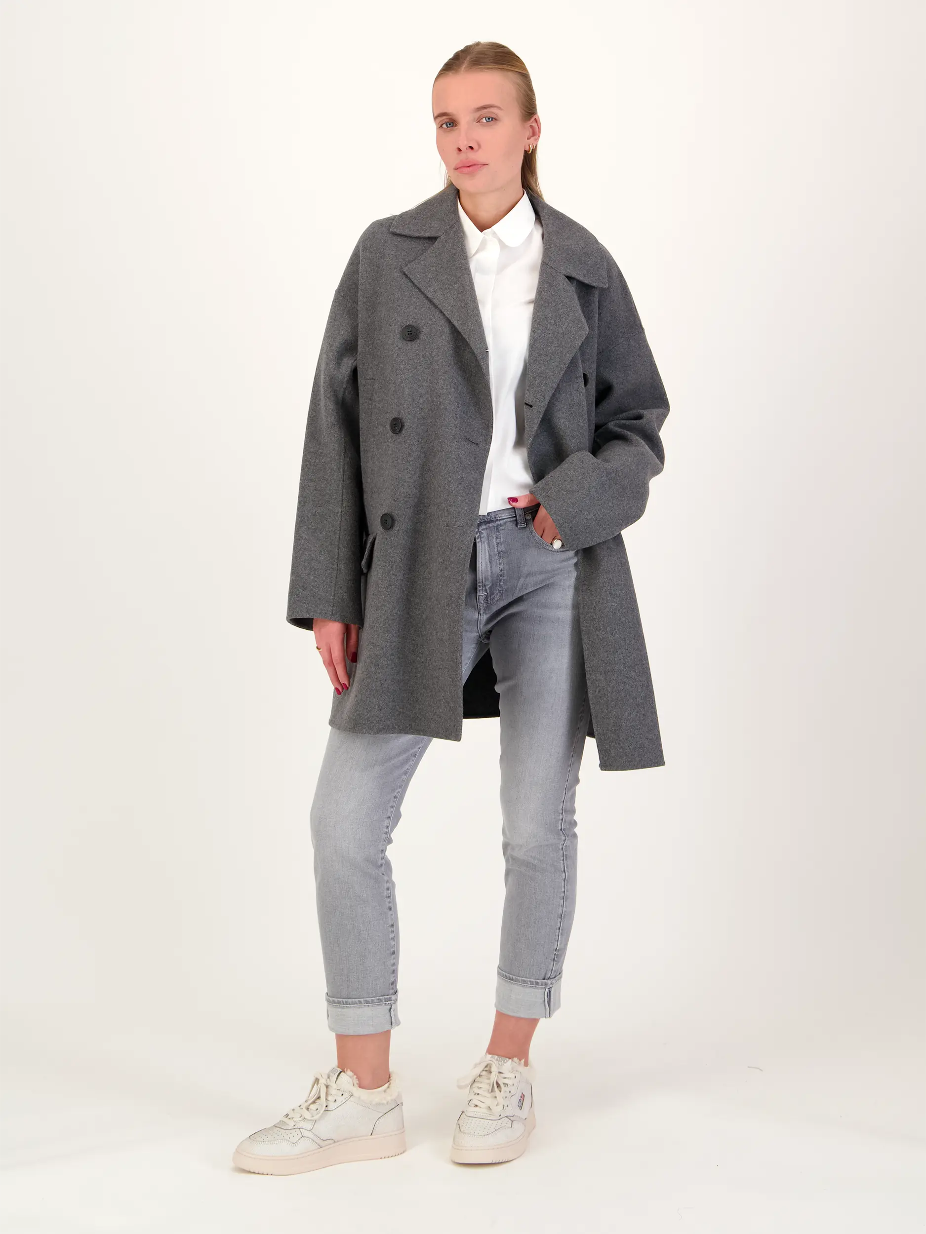 Kurzmantel 'Gemma' aus Wolle - Artikel Teil eines Outfits getragen von einem Modell - Farbe: Grau