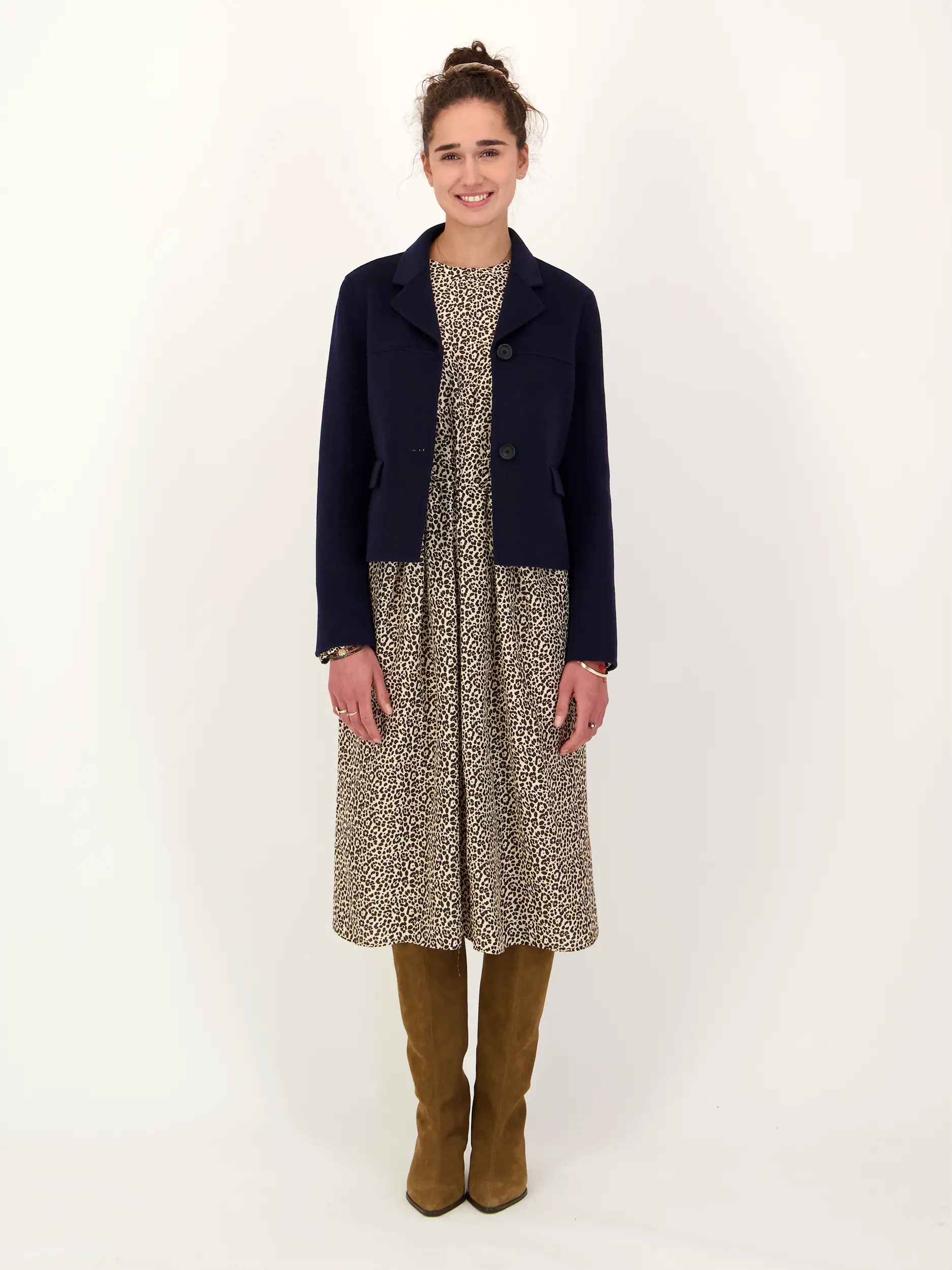 Wolljacke - Artikel Teil eines Outfits getragen von einem Modell - Farbe: Blau