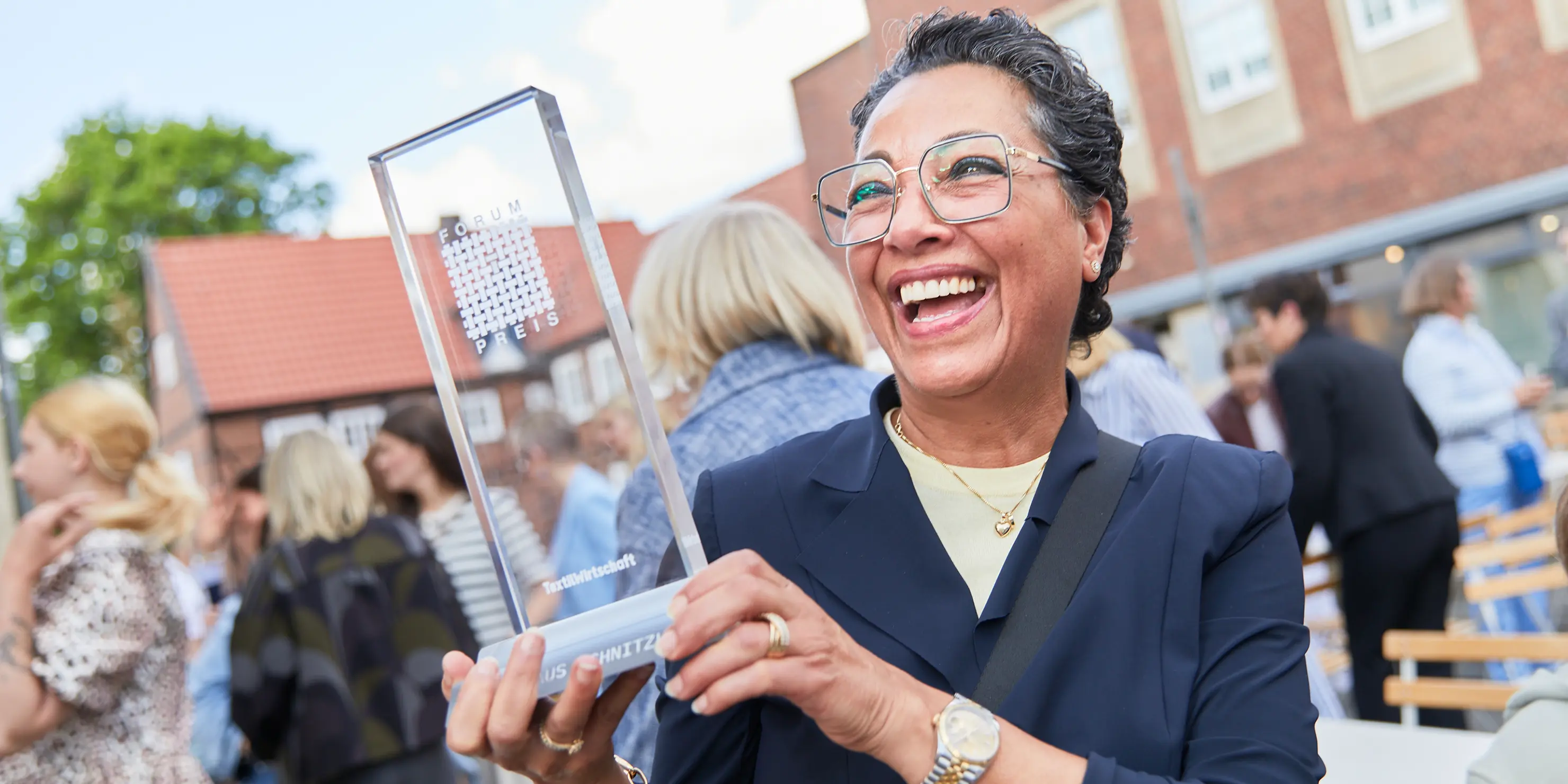 Eine Mitarbeiterin bei der Schnitzler-Feier zum TW Forum Preis 2025, die den TW Preis hält.