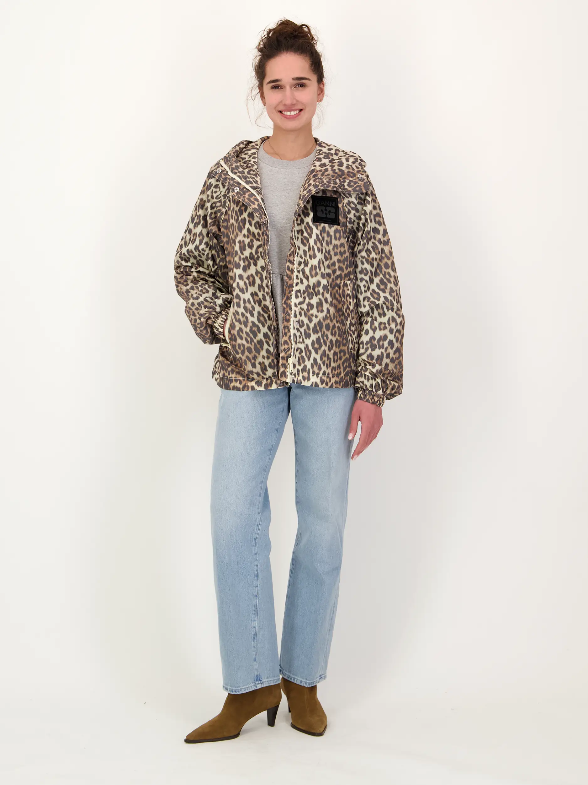 Jacke mit Leoprint - Artikel Teil eines Outfits getragen von einem Modell - Farbe: Braun