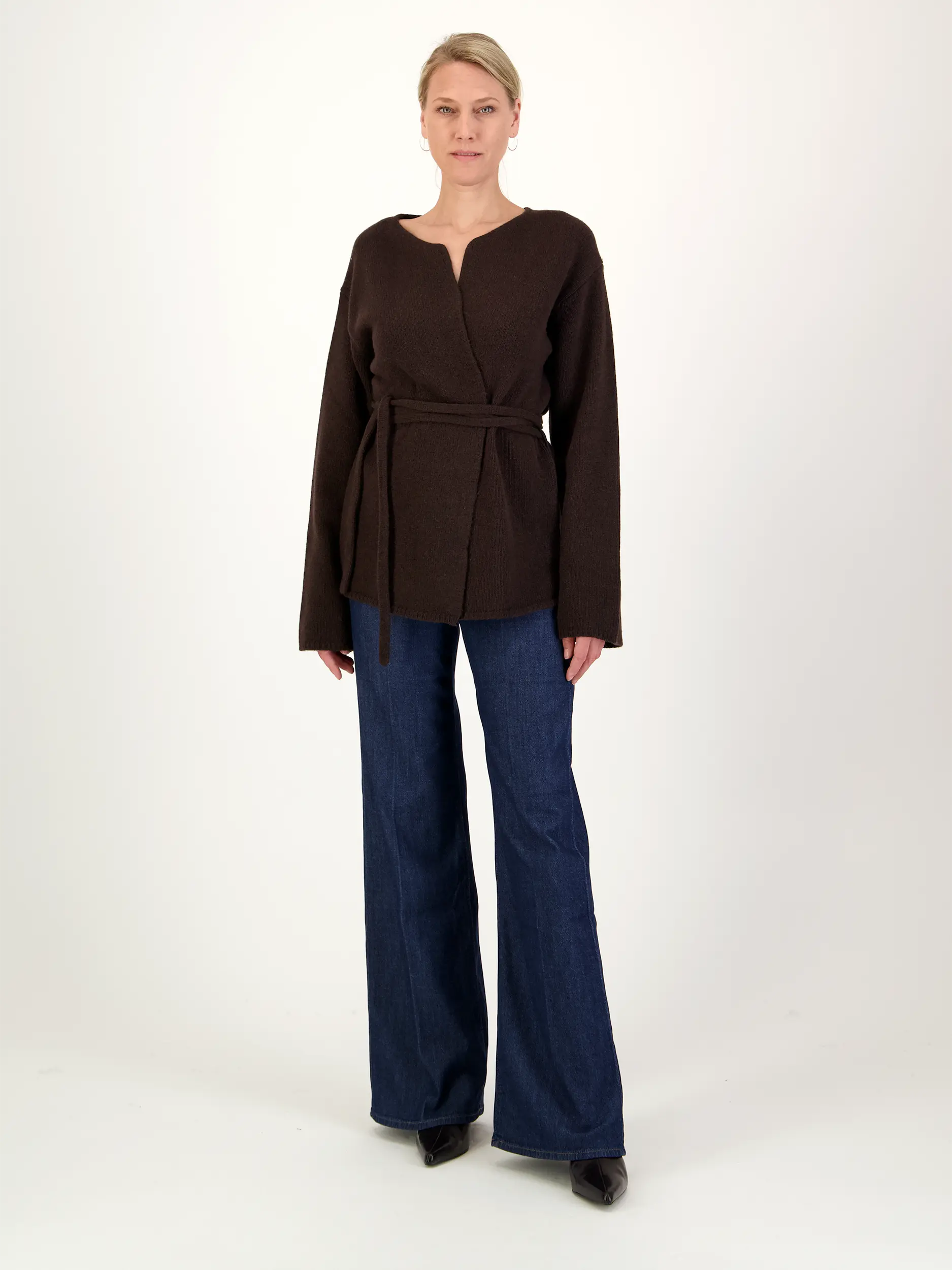 Strickjacke 'Victoria' aus Kaschmir-Mix langarm - Artikel Teil eines Outfits getragen von einem Modell - Farbe: Braun