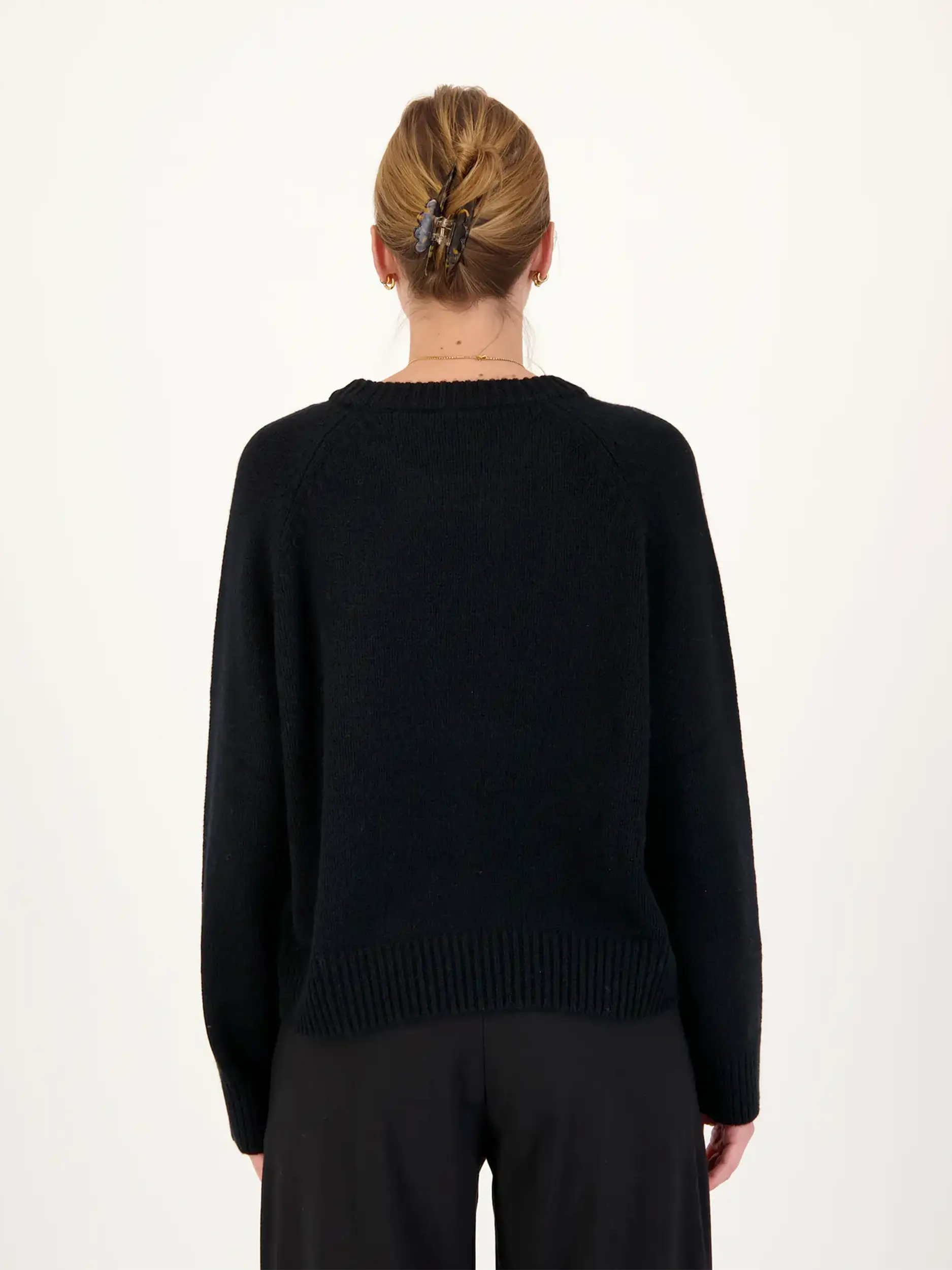 Pullover aus Wolle langarm - Artikel Rückseite getragen von einem Modell - Farbe: Schwarz