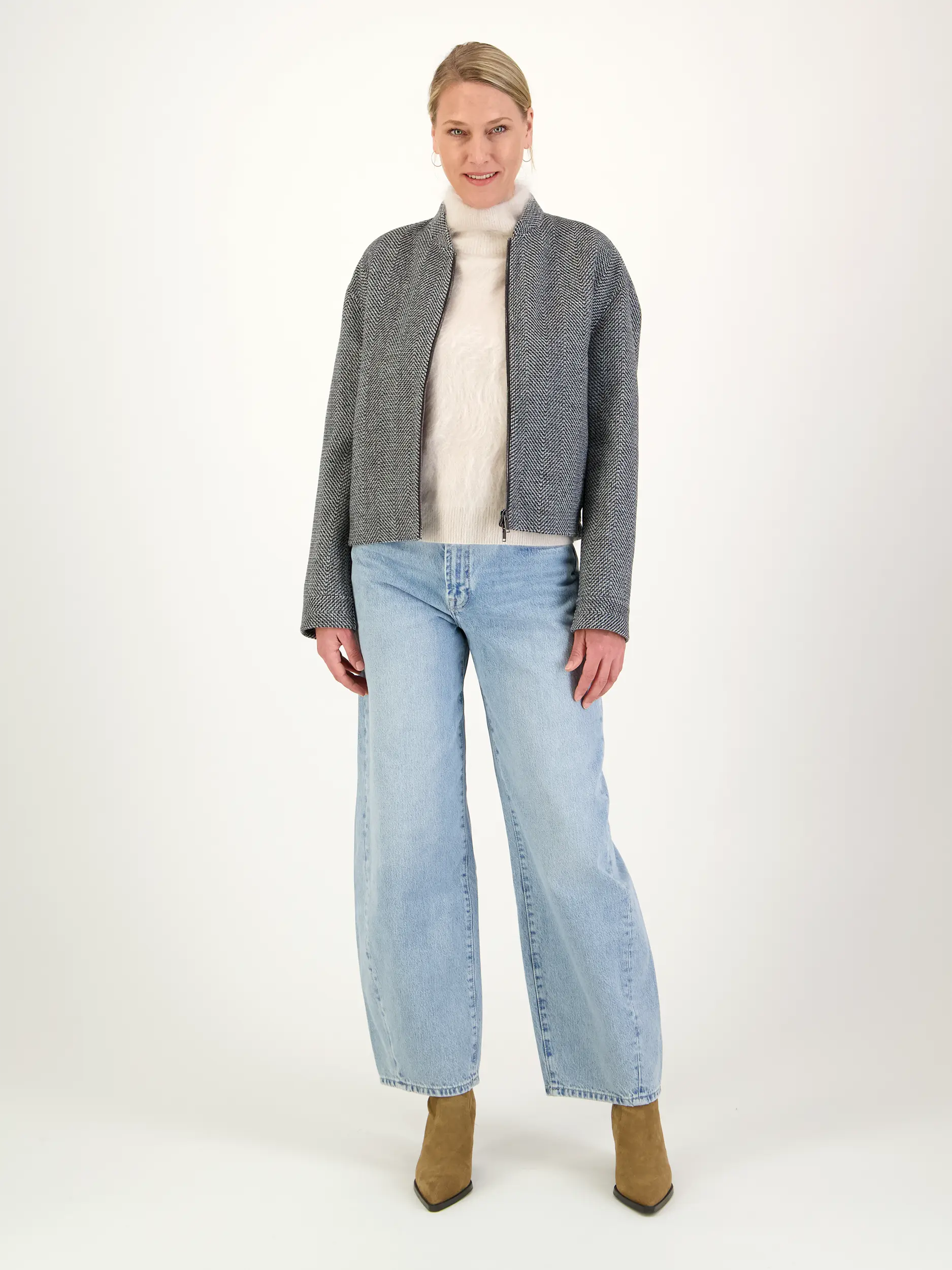 Wolljacke - Artikel Teil eines Outfits getragen von einem Modell - Farbe: Schwarz