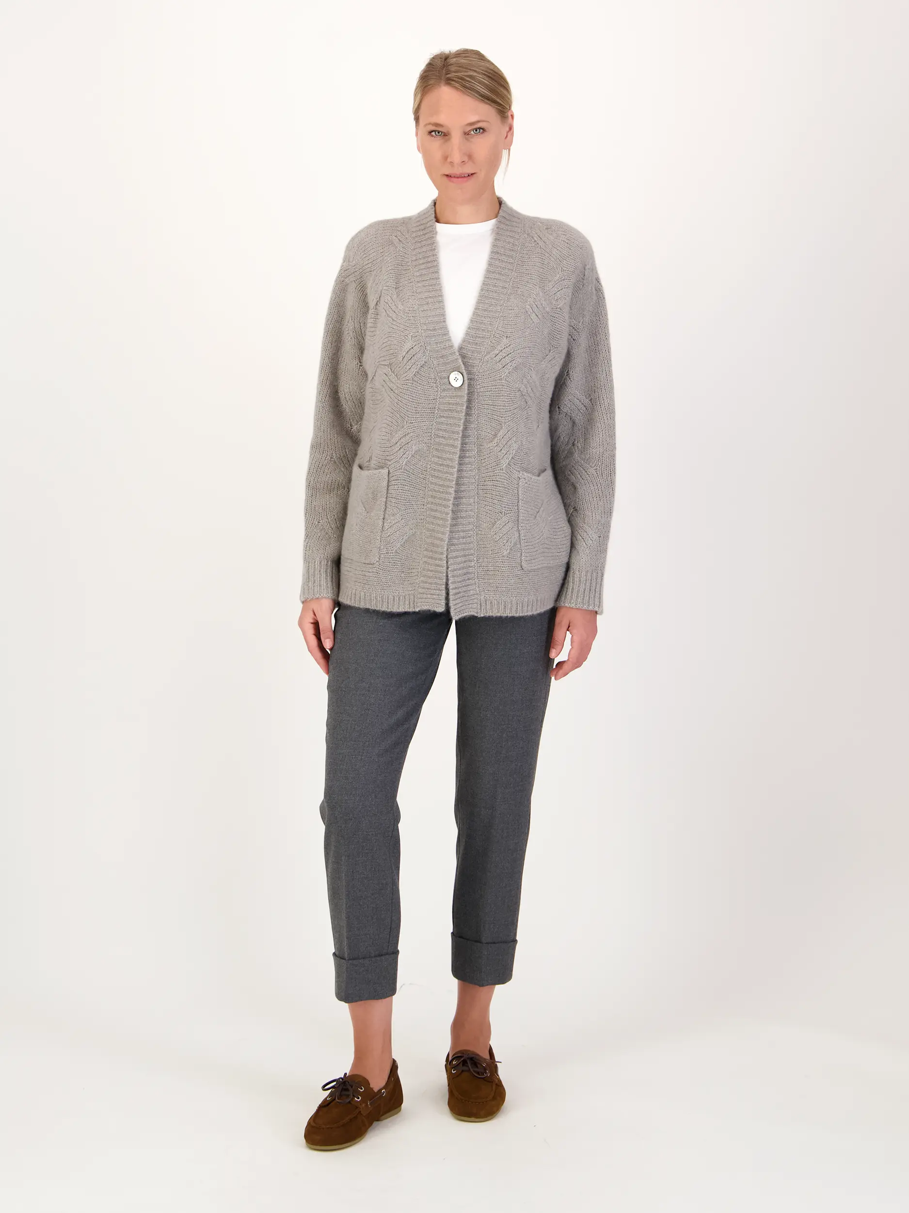 Strickjacke aus Kaschmir - Artikel Teil eines Outfits getragen von einem Modell - Farbe: Grün