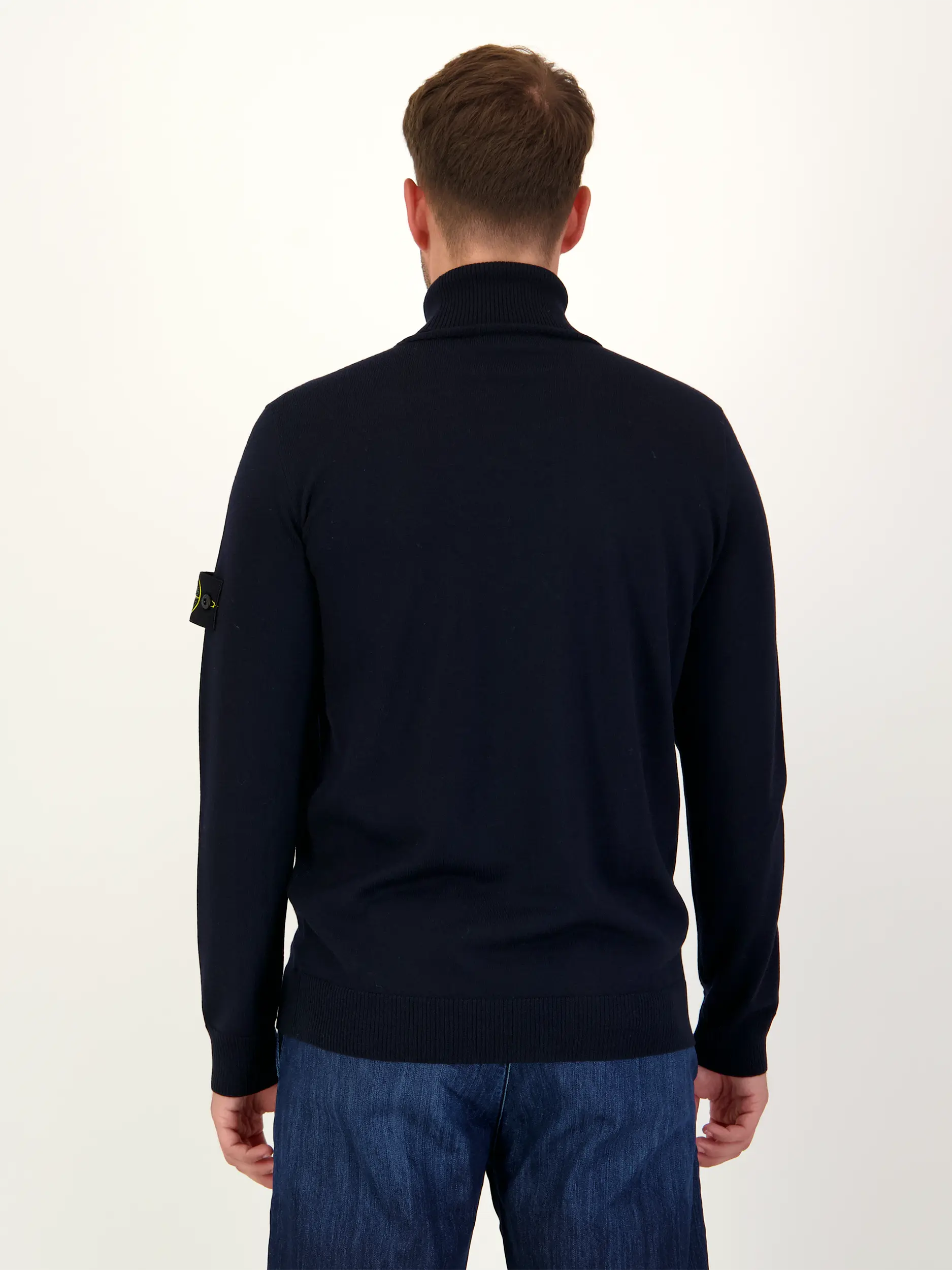 Pullover aus Schurwolle langarm - Artikel Rückseite getragen von einem Modell