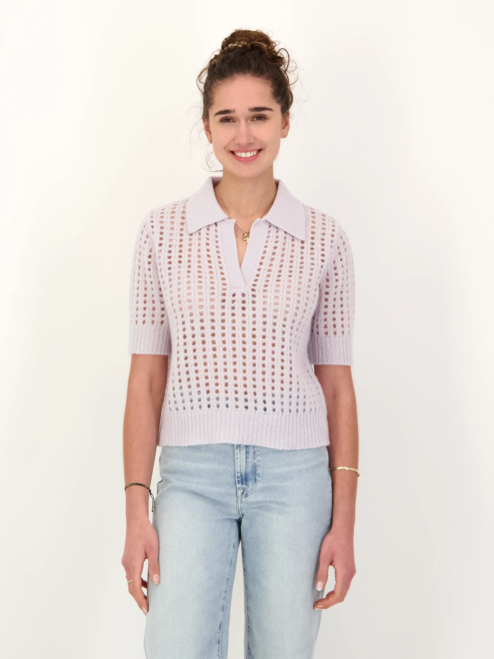 Pullover 'Kikyo' aus Kaschmir Seide Mix - Artikel Vorderseite getragen von einem Modell - Farbe: Grau