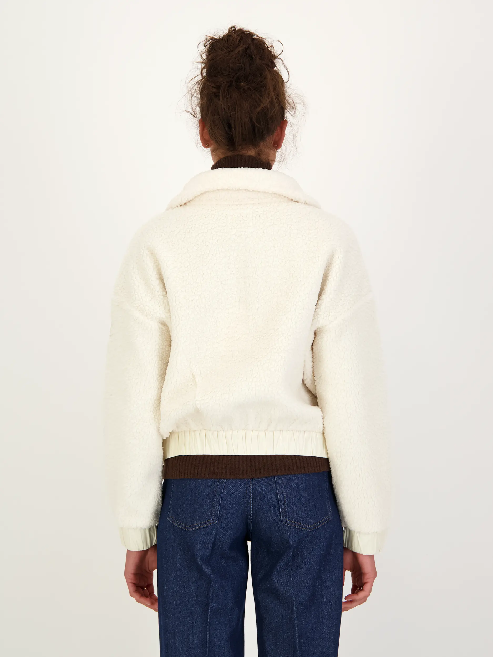 Teddyjacke 'Sori' - Artikel Rückseite getragen von einem Modell - Farbe: Weiß