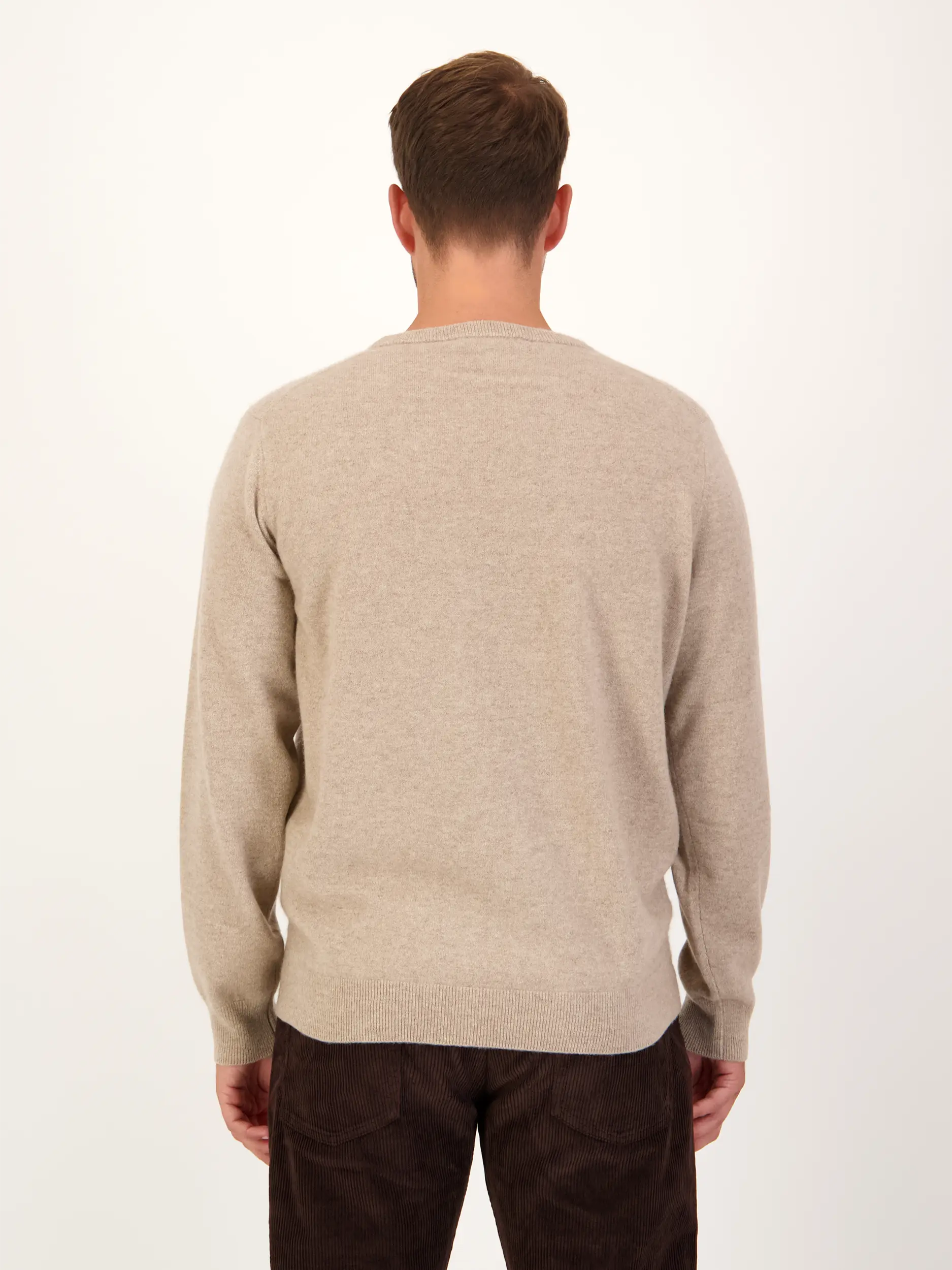 Pullover aus Kaschmir langarm - Artikel Rückseite getragen von einem Modell - Farbe: Braun