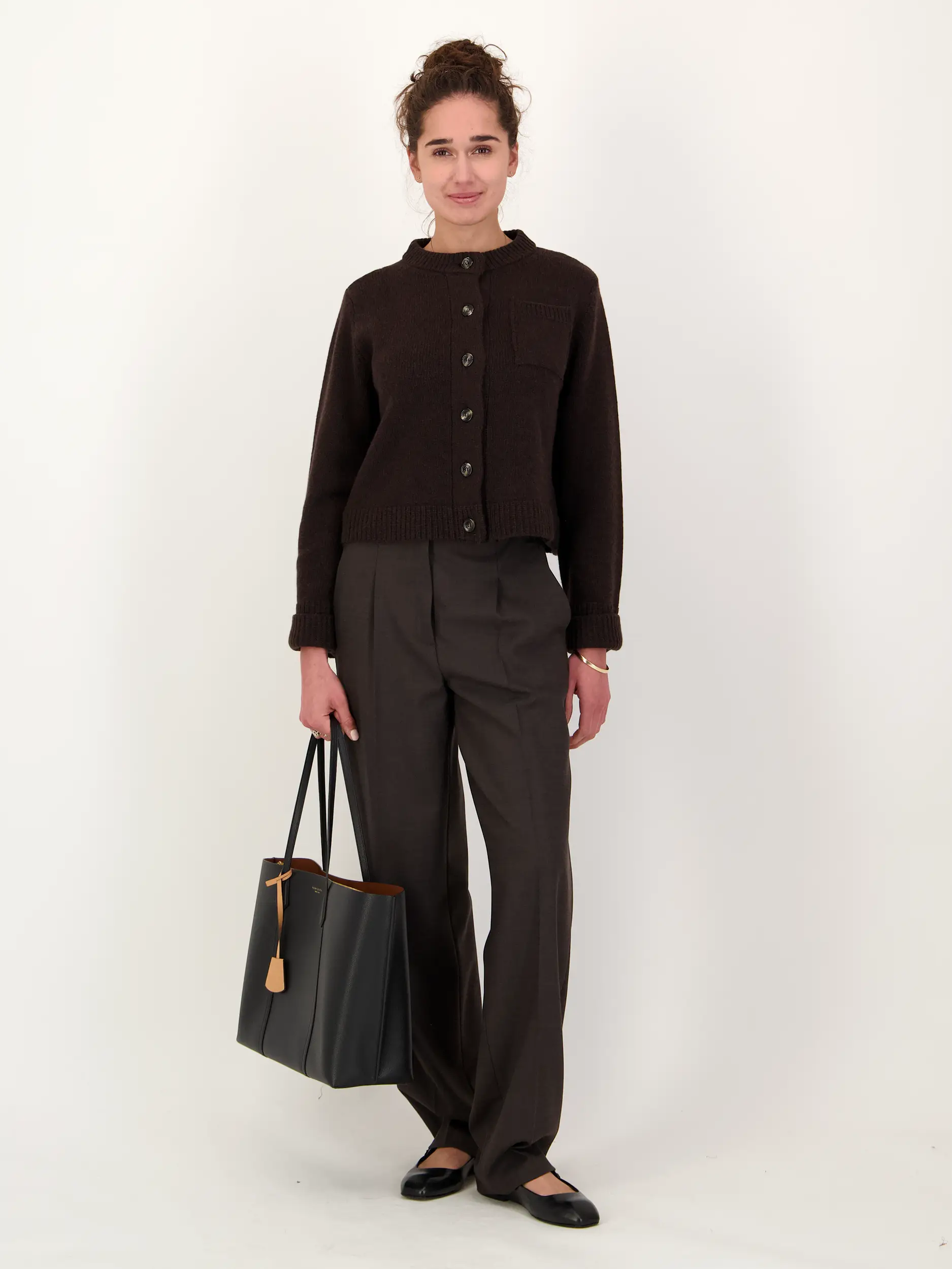 Strickjacke 'Lilly' aus Wolle - Artikel Teil eines Outfits getragen von einem Modell - Farbe: Braun