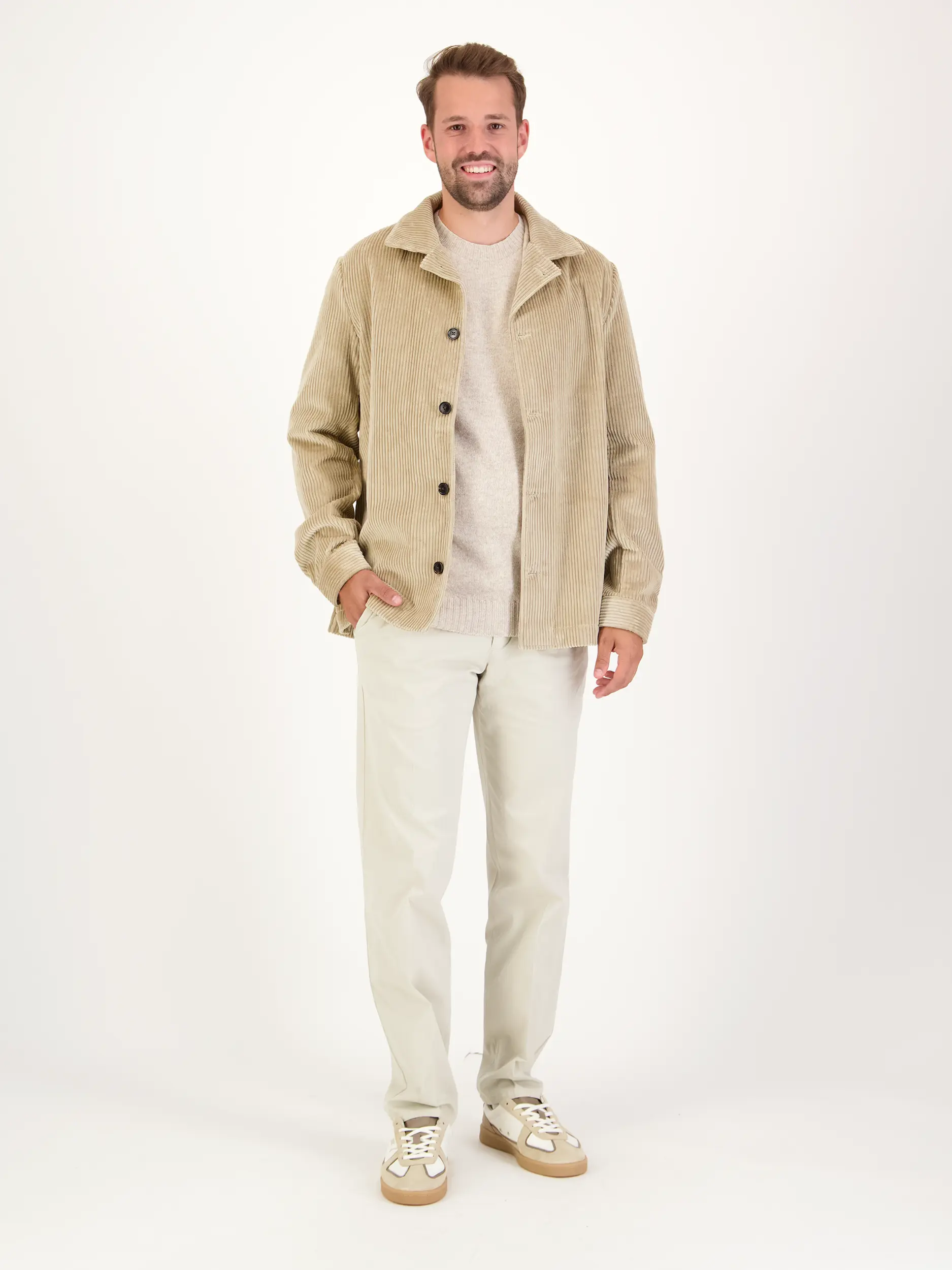 Overshirt - Artikel Teil eines Outfits getragen von einem Modell - Farbe: Braun