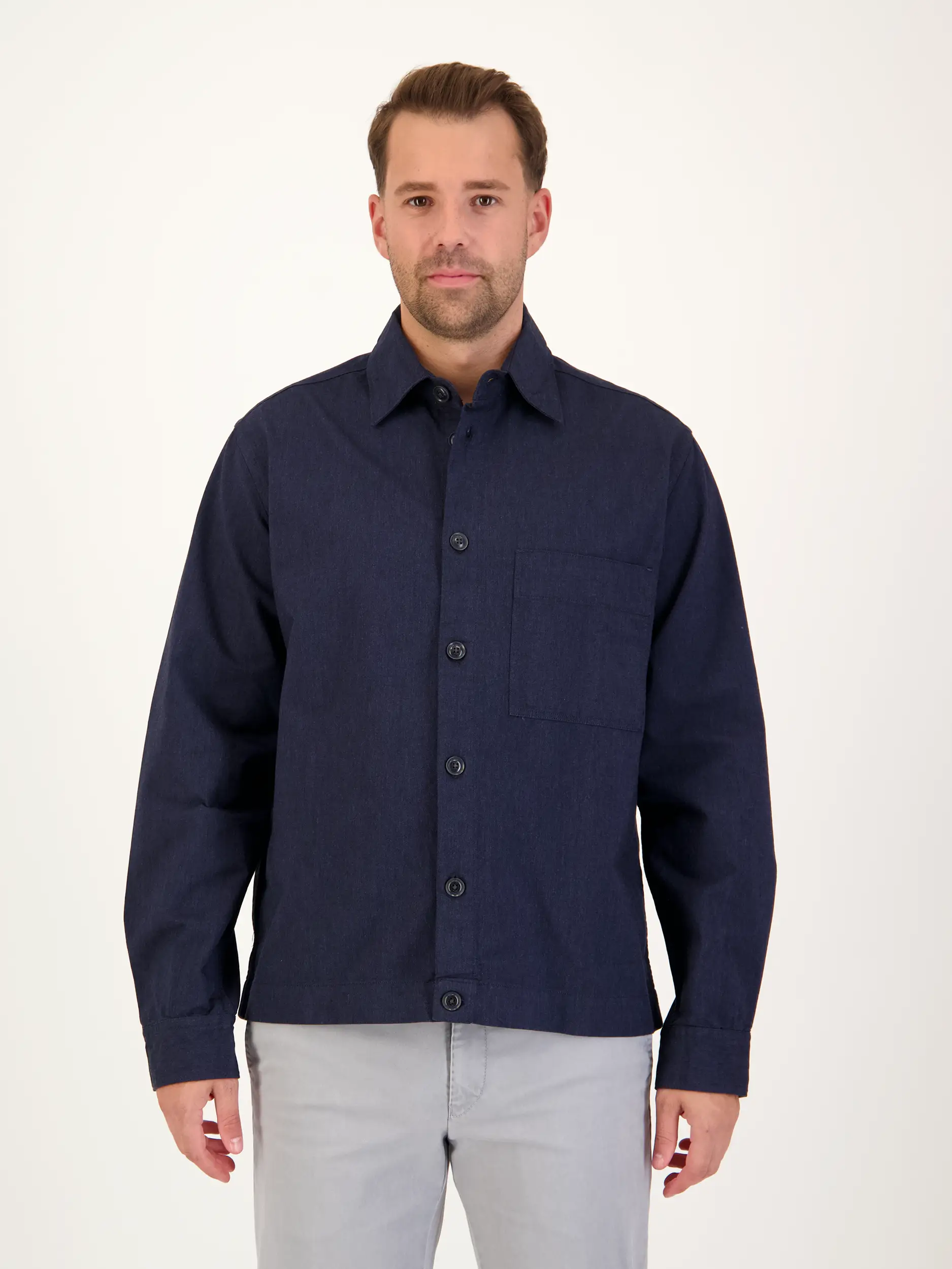 Hemd mit Kentkragen langarm - Artikel Vorderseite getragen von einem Modell - Farbe: Blau Hemd mit Kentkragen langarm - Artikel Vorderseite getragen von einem Modell - Farbe: Blau