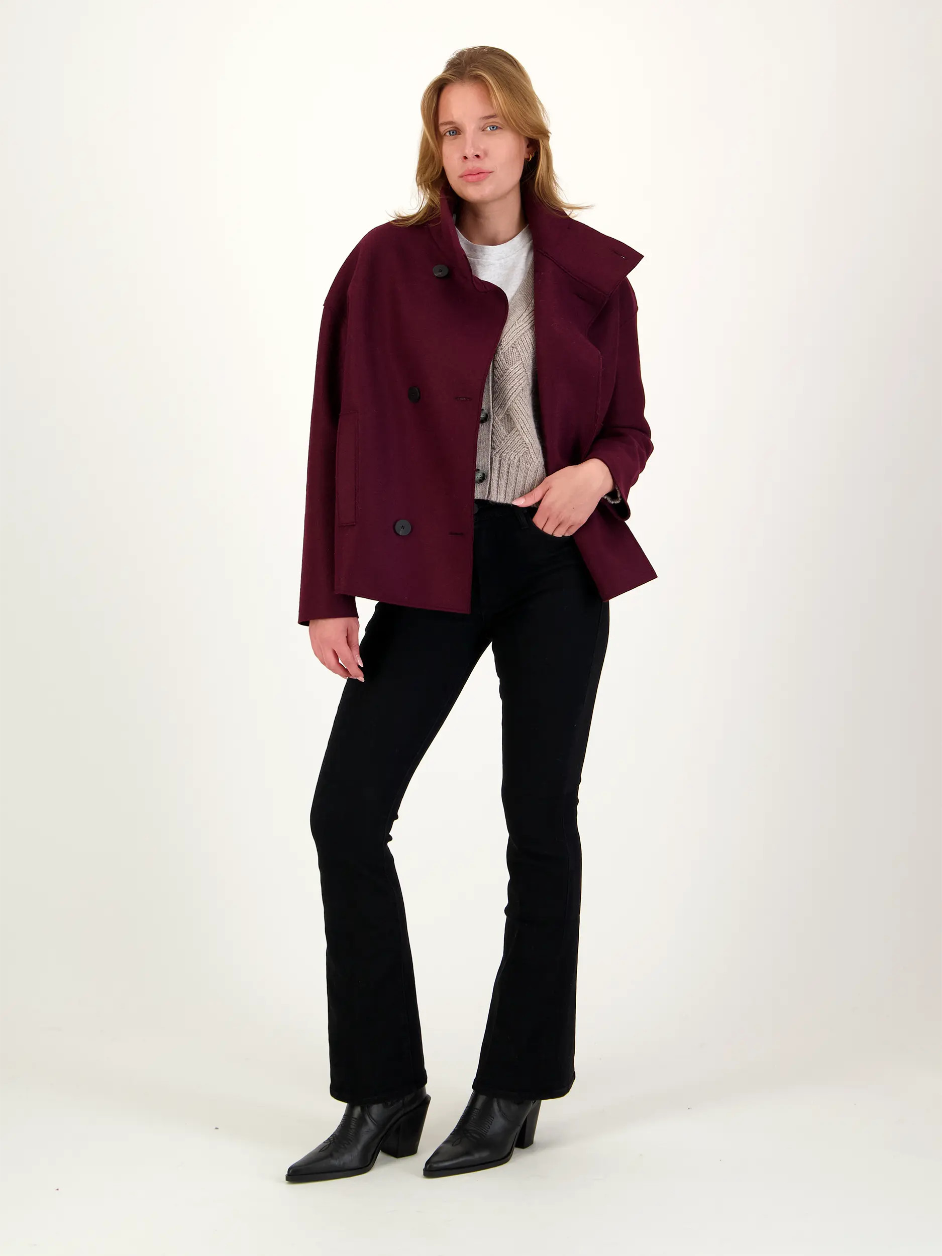 Cabanjacke aus Wolle - Artikel Teil eines Outfits getragen von einem Modell - Farbe: Rot