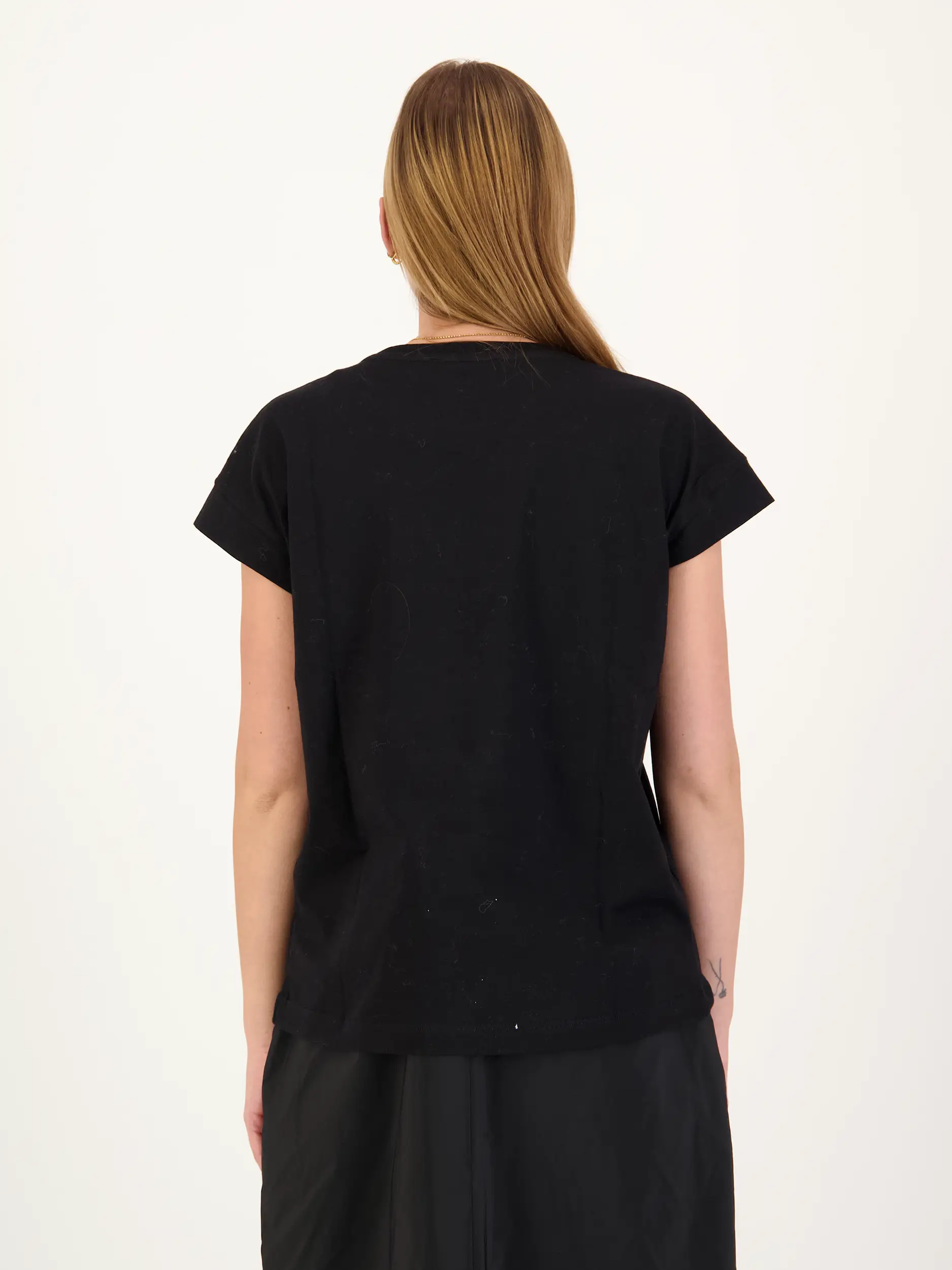 T-Shirt mit Strasssteinchen - Artikel Rückseite getragen von einem Modell - Farbe: Schwarz