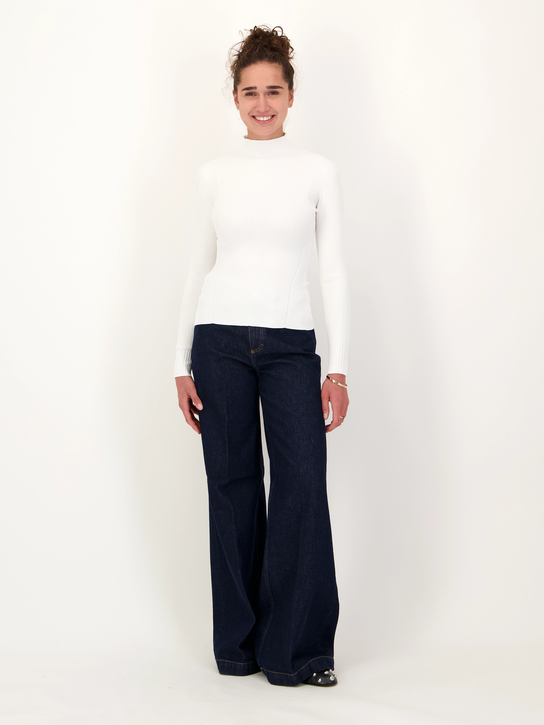Pullover 'Fiona' langarm - Artikel Teil eines Outfits getragen von einem Modell - Farbe: Creme