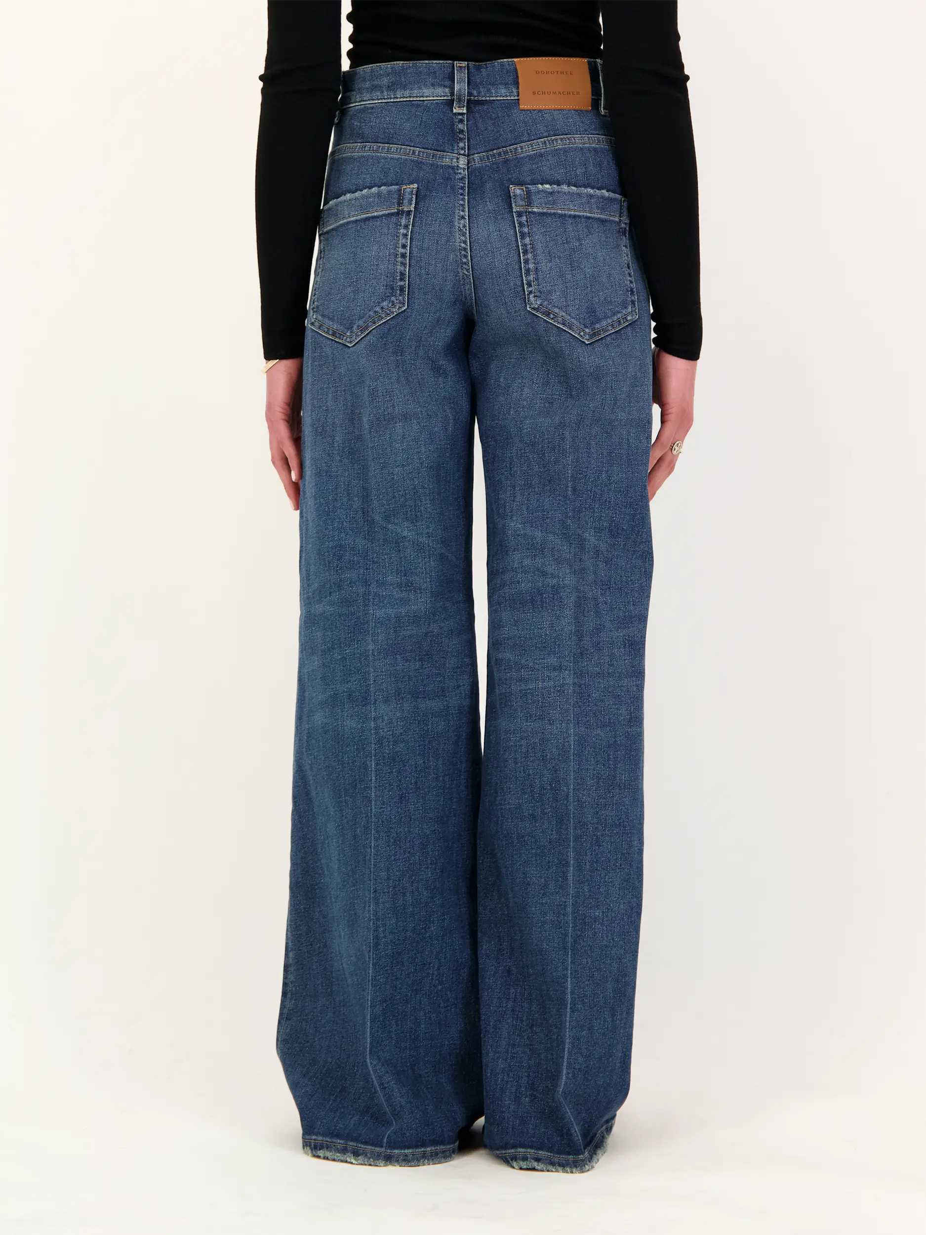 High Rise Flared Leg Jeans 'Blue Jeans Baby' - Artikel Rückseite getragen von einem Modell - Farbe: Blau