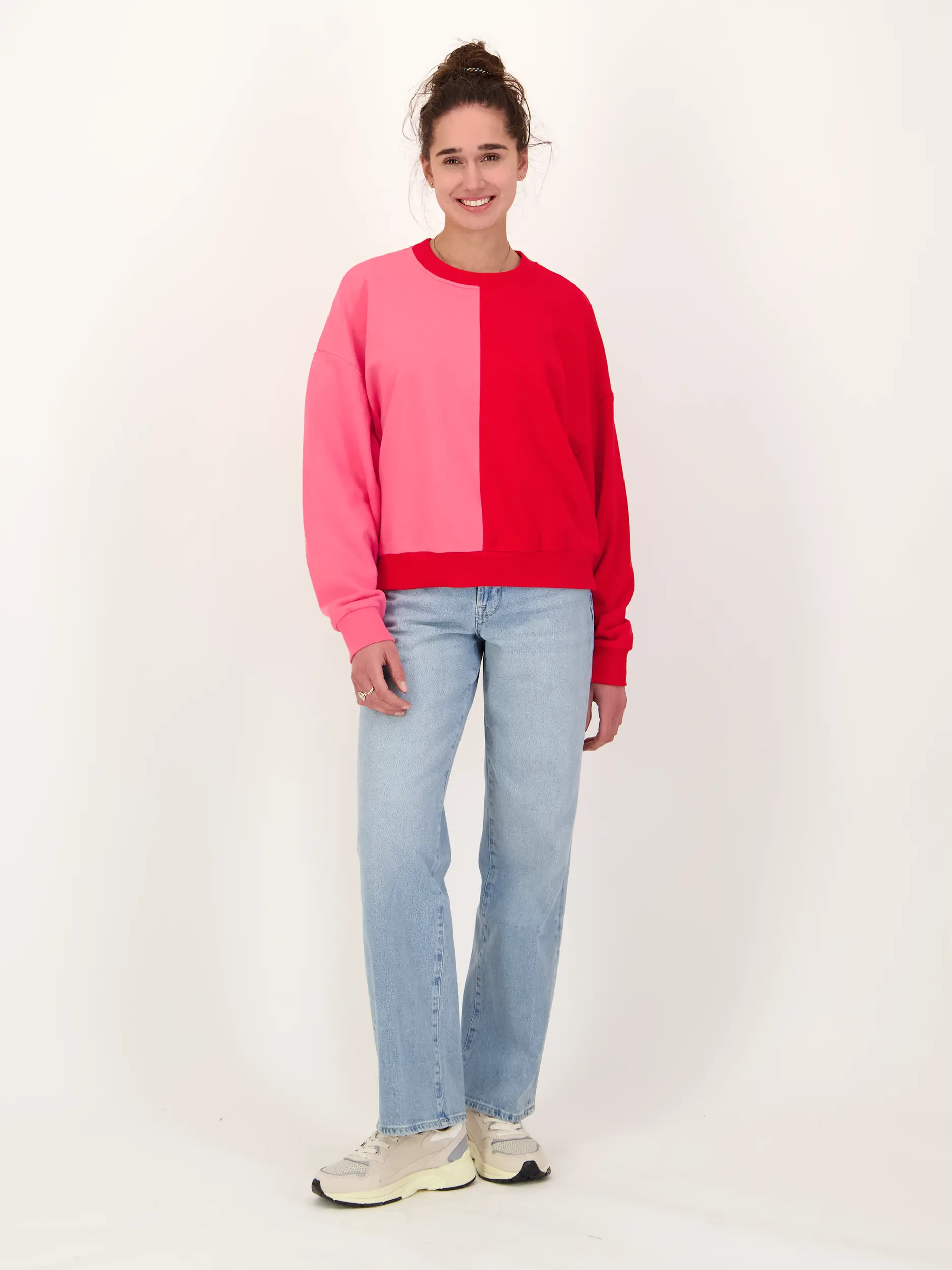 Sweatshirt 'Bow' - Artikel Teil eines Outfits getragen von einem Modell - Farbe: Rosa&Pink