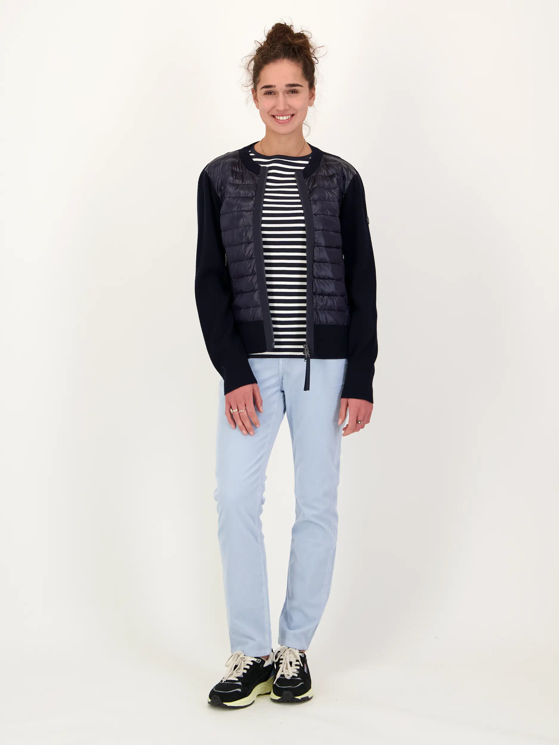 Jacke 'Zilly-D' - Artikel Teil eines Outfits getragen von einem Modell - Farbe: Blau