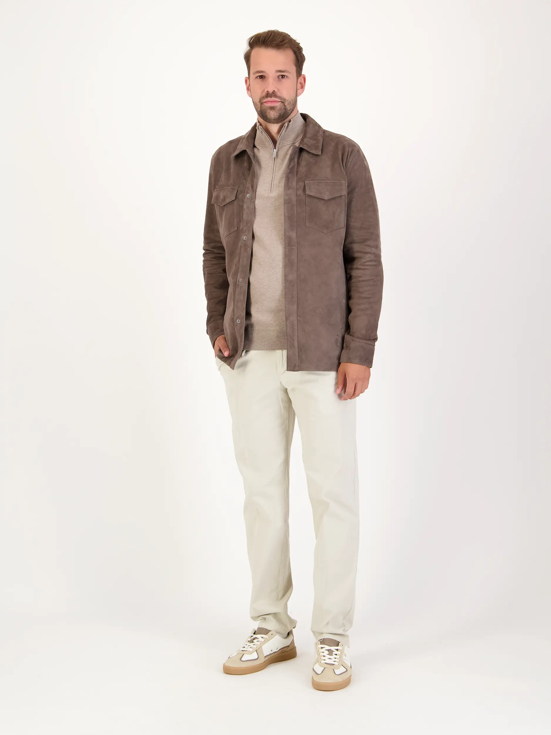 Overshirt aus Leder - Artikel Teil eines Outfits getragen von einem Modell - Farbe: Braun