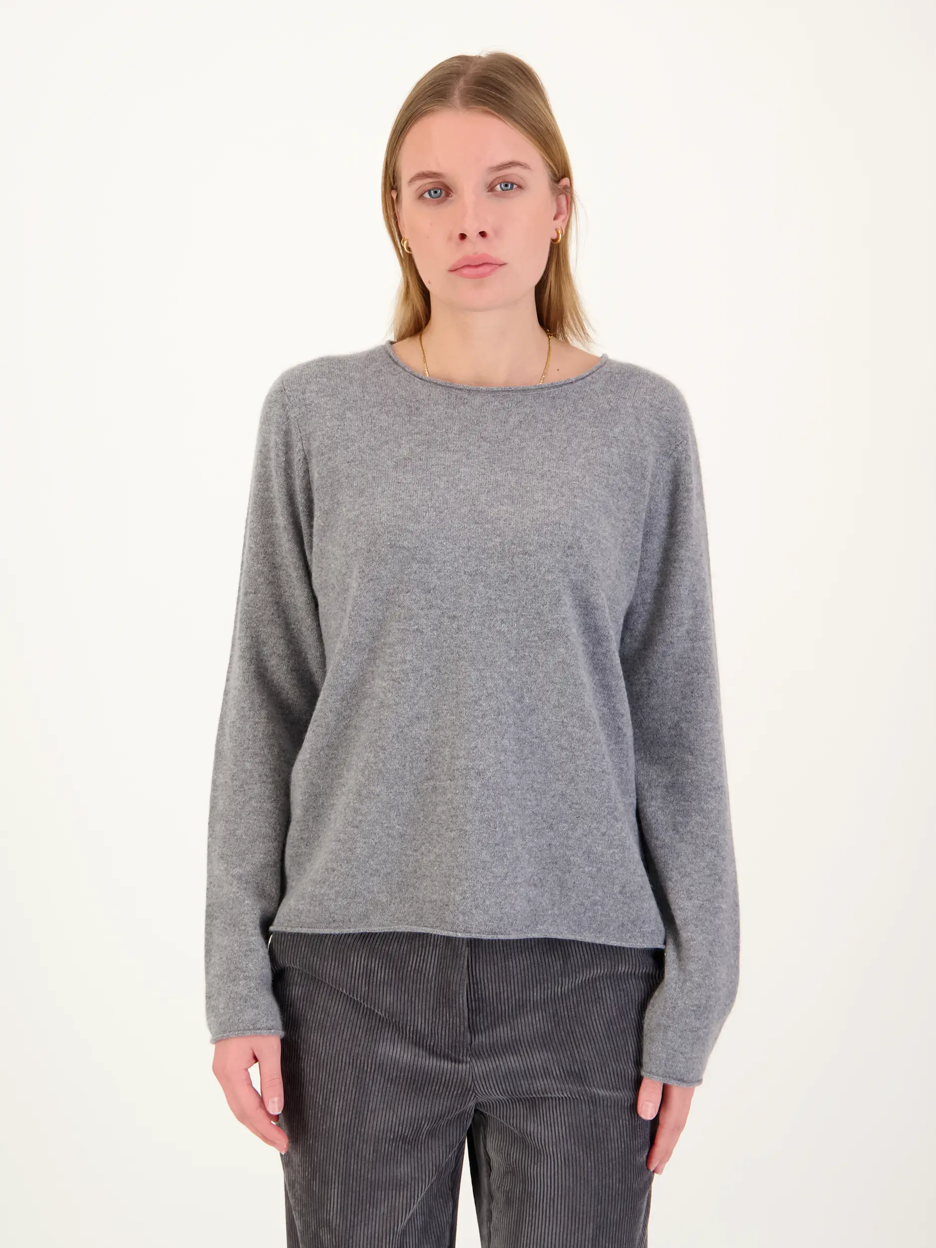 Pullover aus Kaschmir langarm - Artikel Vorderseite getragen von einem Modell - Farbe: Grau