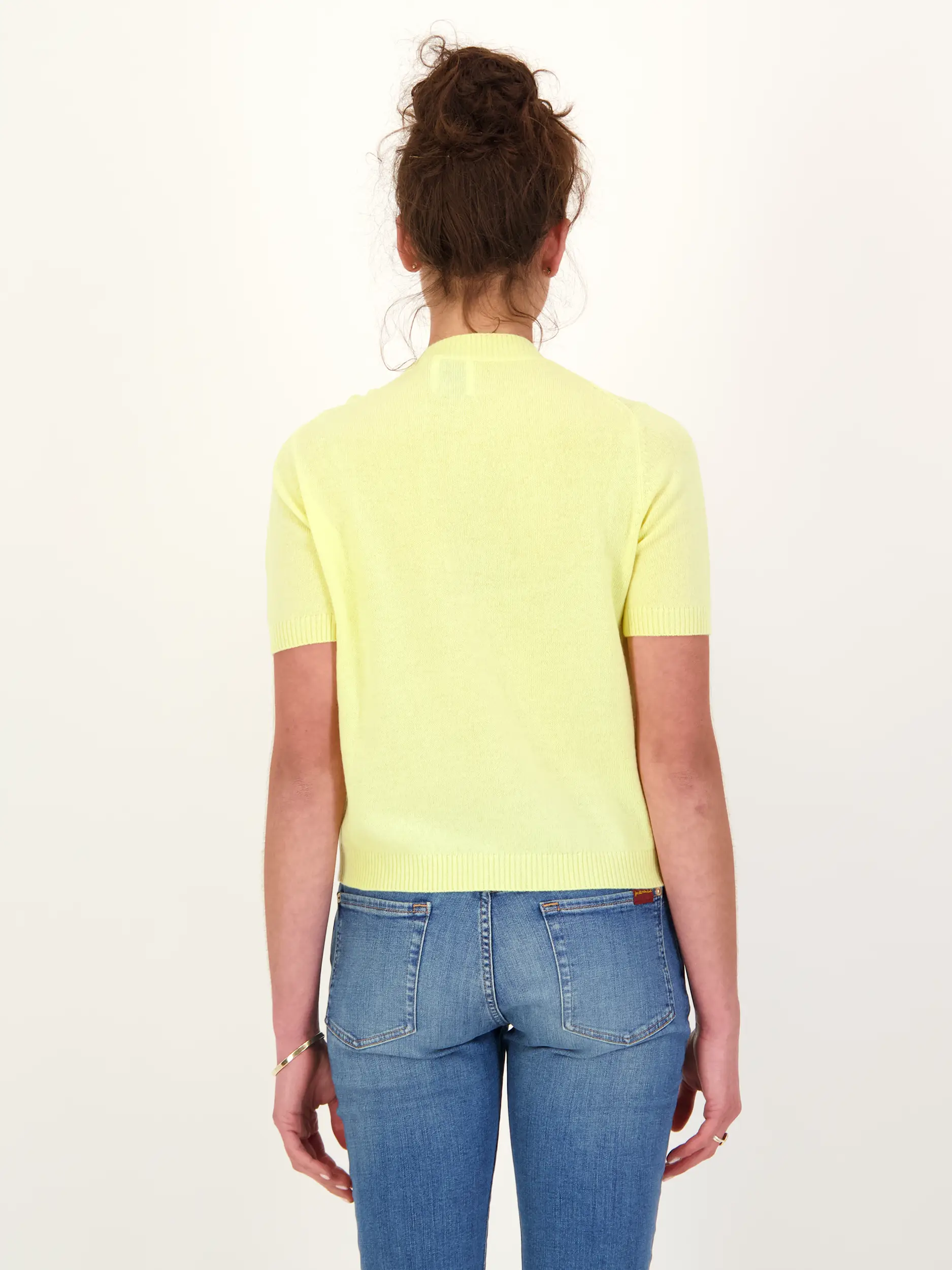 Pullover aus Wolle mit Blumenstickerei kurzarm - Artikel Rückseite getragen von einem Modell - Farbe: Gelb