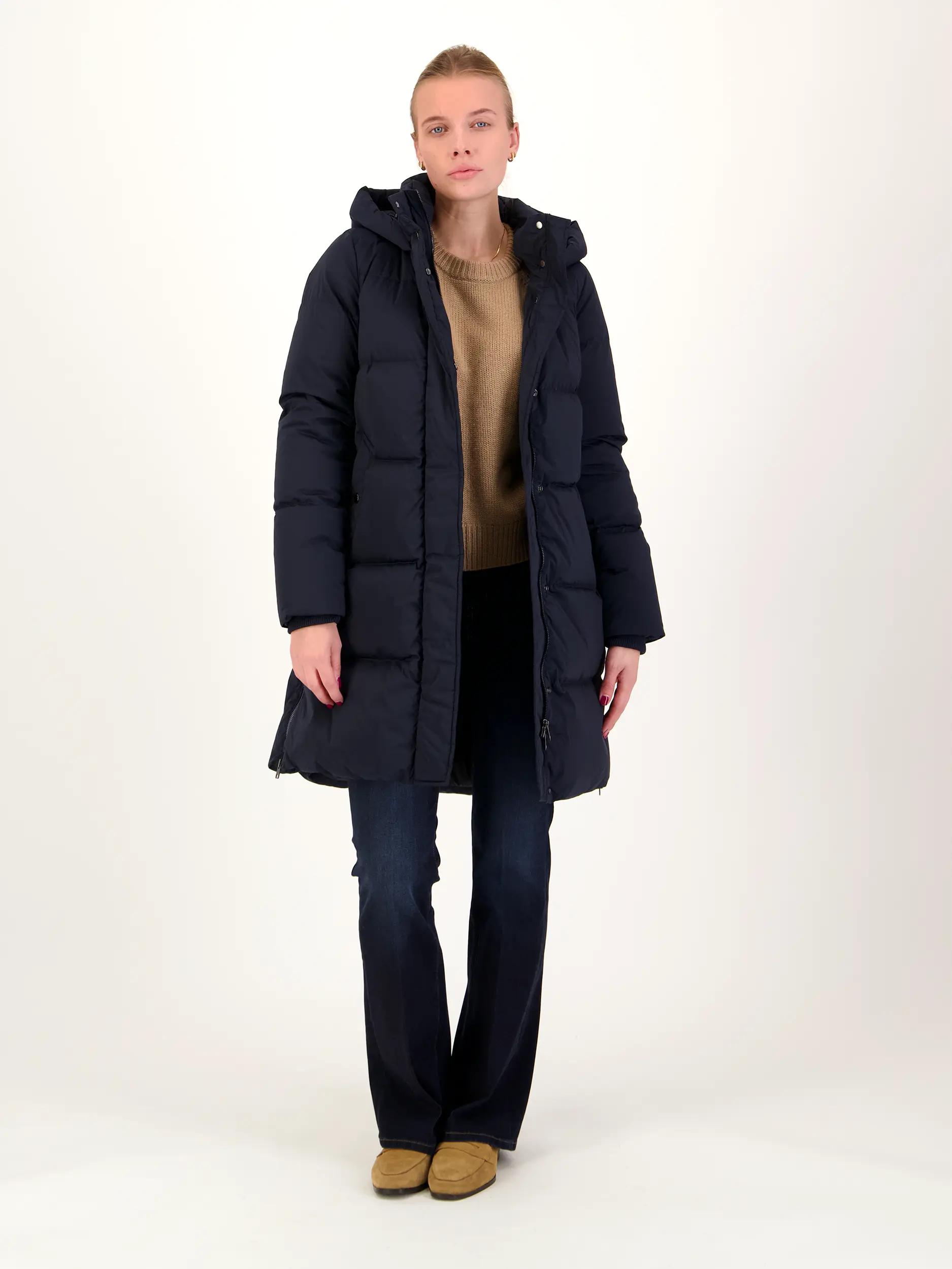 Daunenjacke 'Kelly' - Artikel Teil eines Outfits getragen von einem Modell - Farbe: Blau