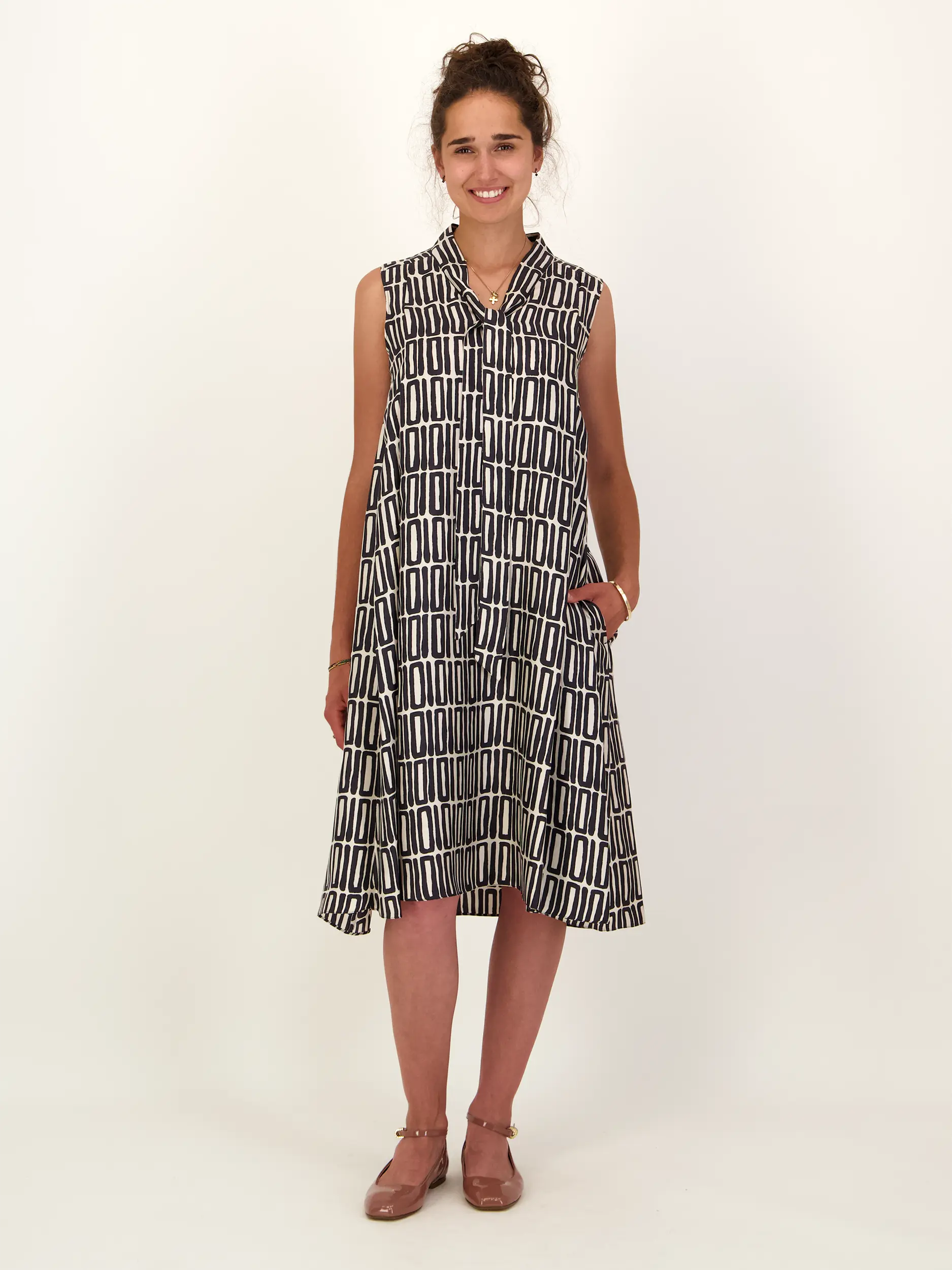 Gemustertes Midi Seidenkleid 'Jackie' ärmellos - Artikel Vorderseite getragen von einem Modell
