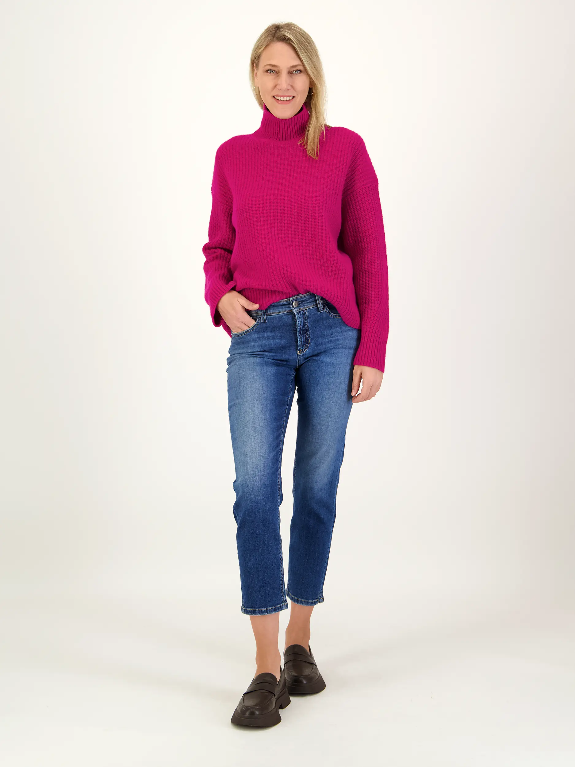 Mid Rise Slim Fit Cropped Jeans 'Piper Short' - Artikel Teil eines Outfits getragen von einem Modell