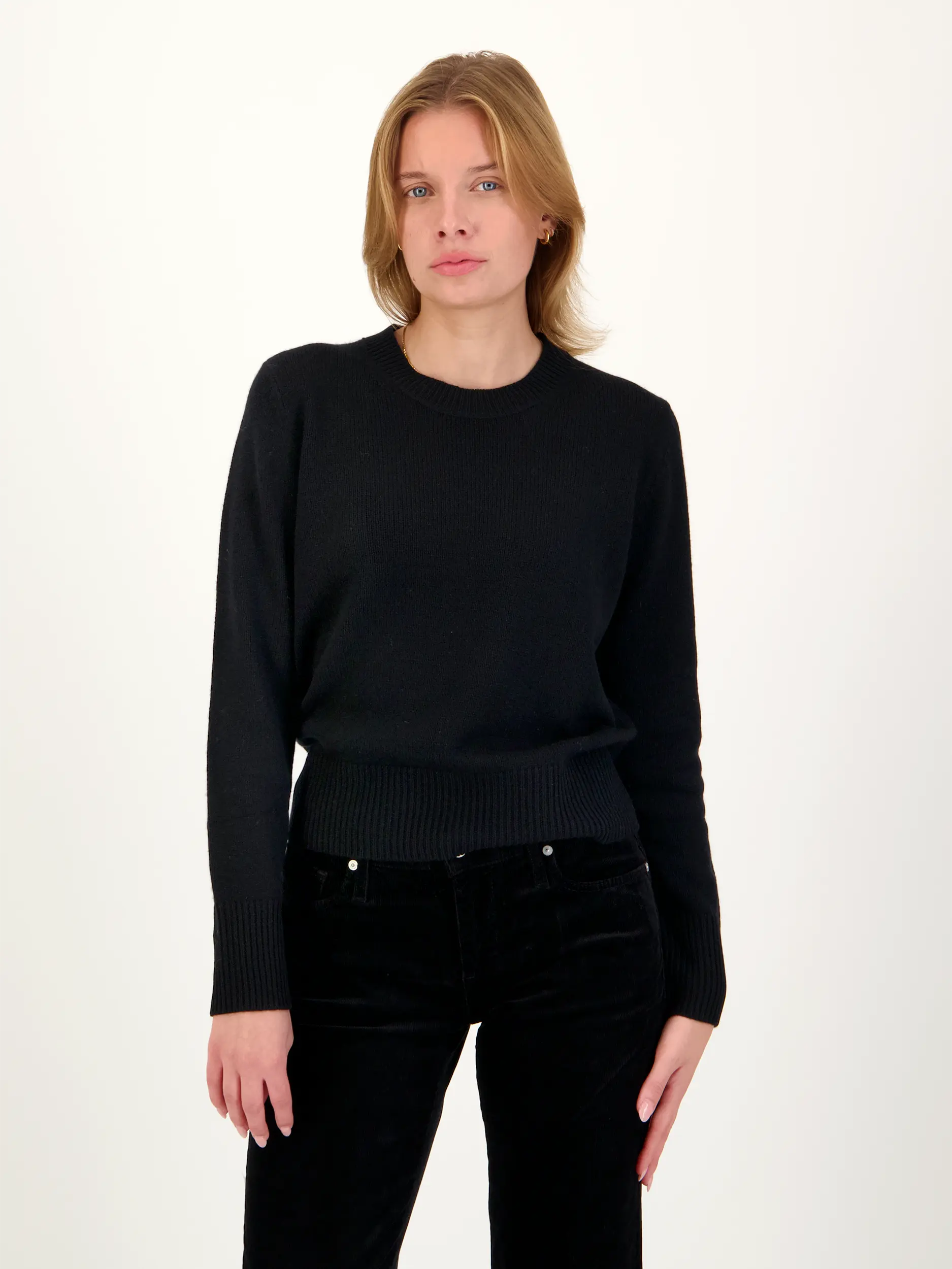 Pullover aus Kaschmir langarm - Artikel Vorderseite getragen von einem Modell - Farbe: Schwarz