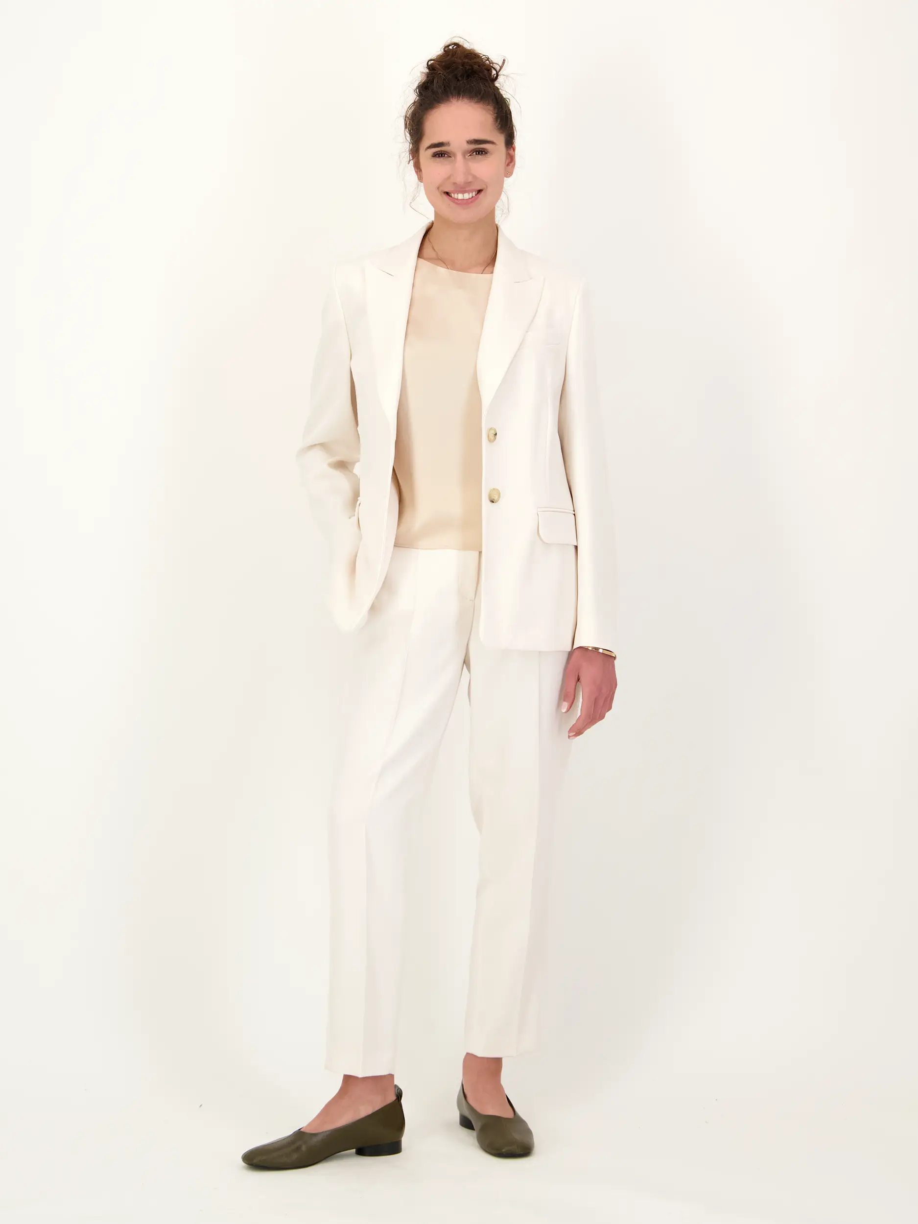 Blazer - Artikel Teil eines Outfits getragen von einem Modell - Farbe: Creme