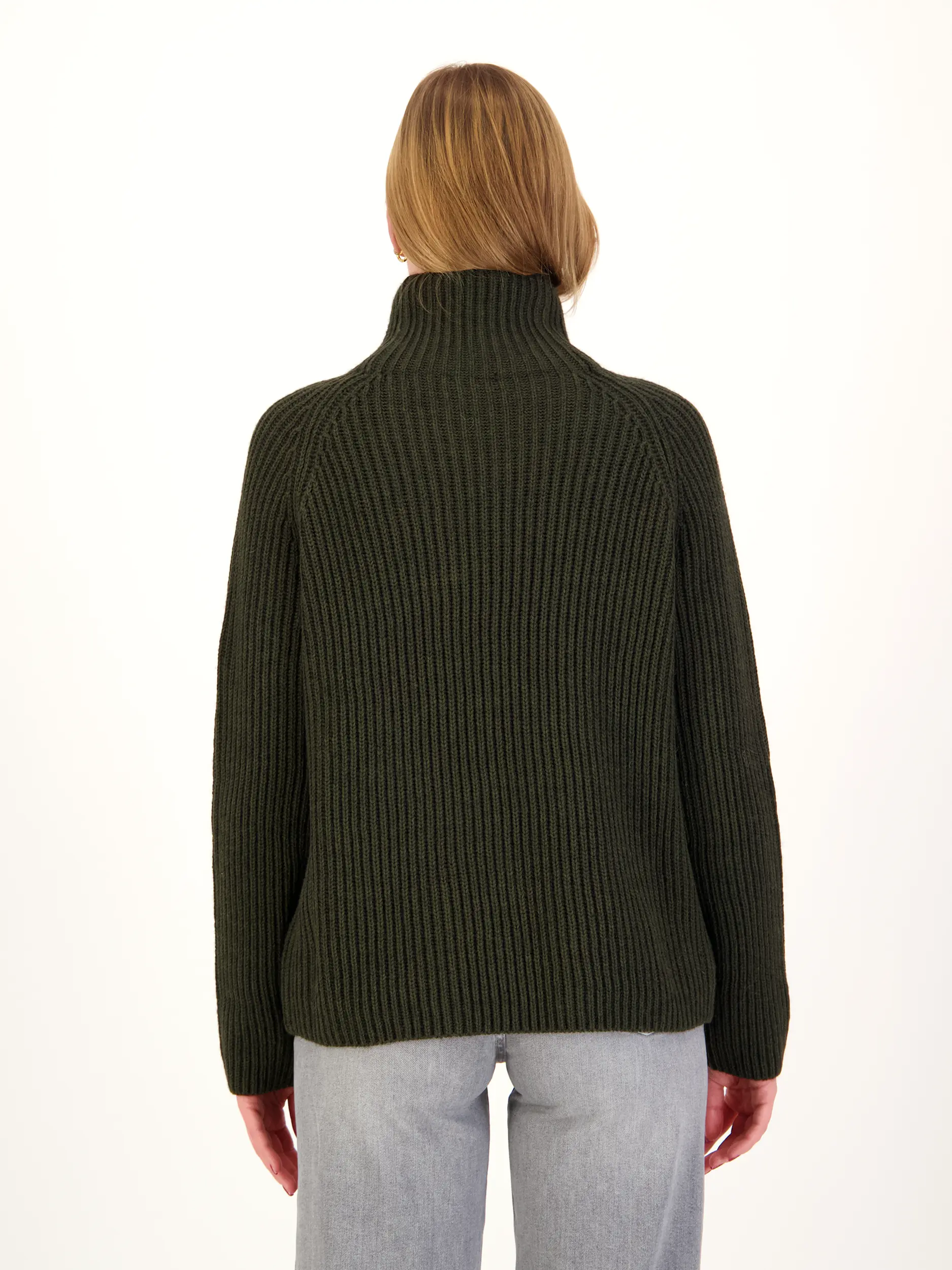 Pullover 'Arwen' - Artikel Rückseite getragen von einem Modell - Farbe: Grün