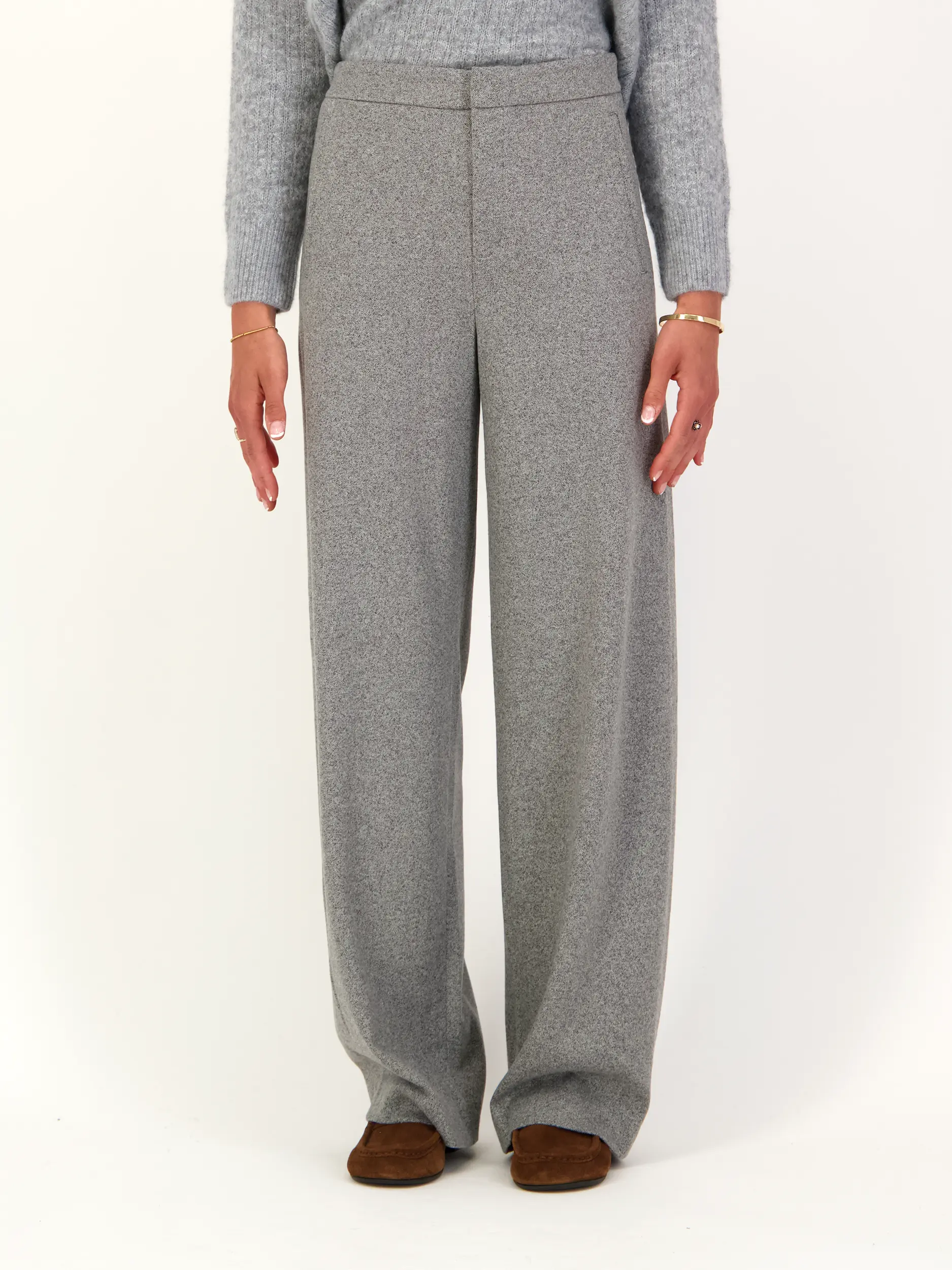 High Rise Wide Leg Hose 'Fae' - Artikel Vorderseite getragen von einem Modell - Farbe: Grau