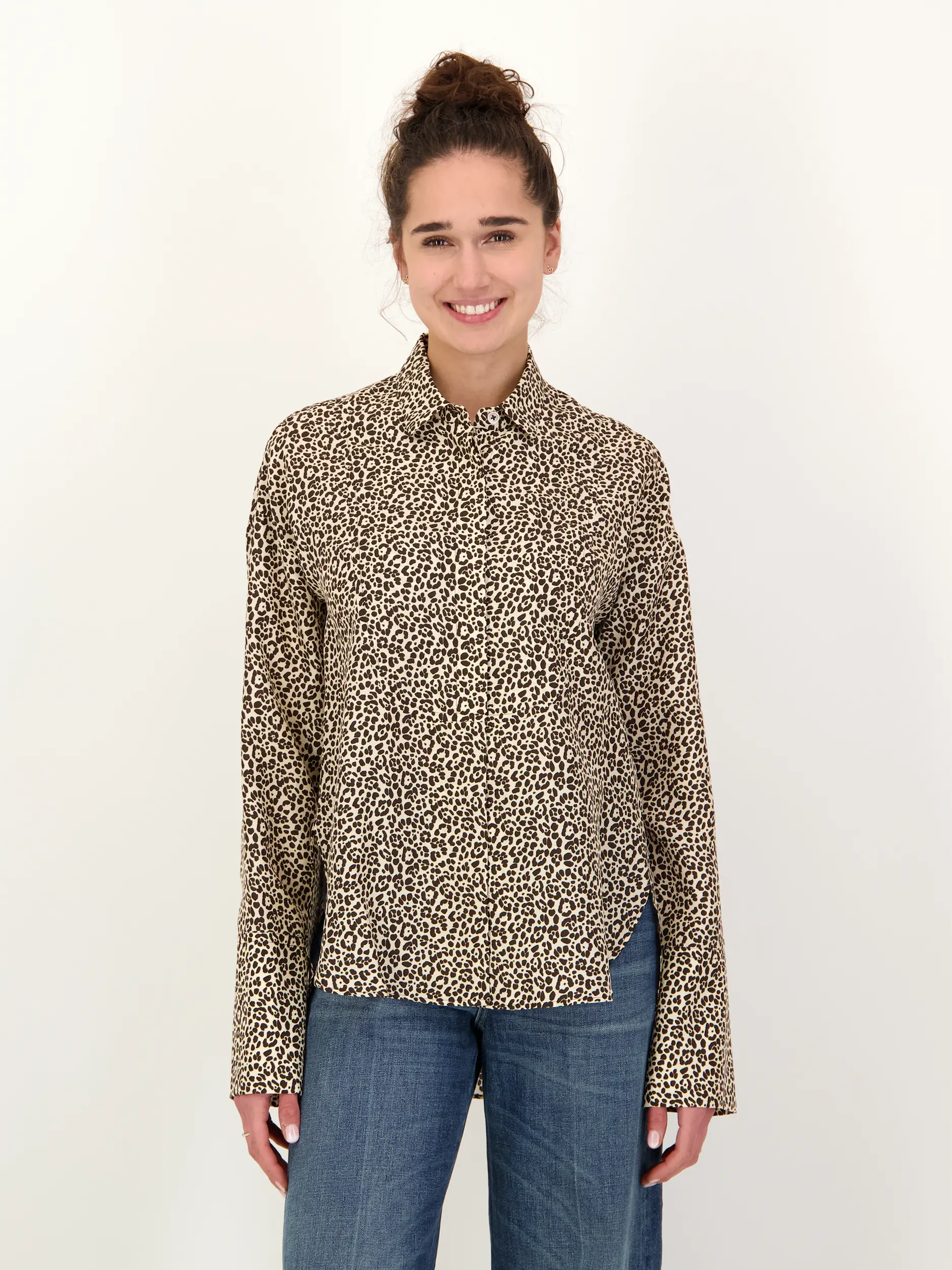 gemusterte Bluse aus Seide langarm - Artikel Vorderseite getragen von einem Modell - Farbe: Braun