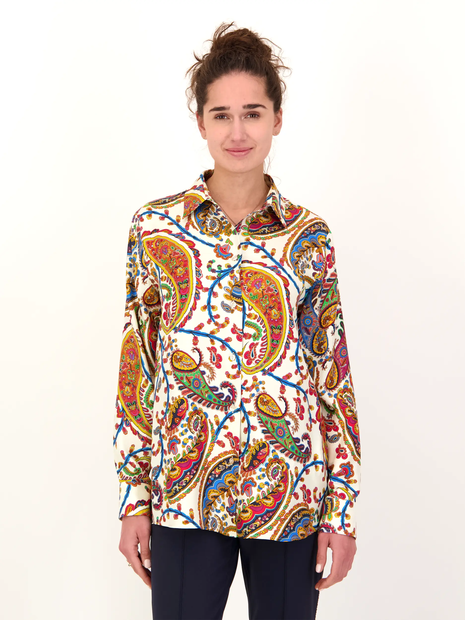 Gemusterte Seidenbluse langarm - Artikel Vorderseite getragen von einem Modell - Farbe: Creme