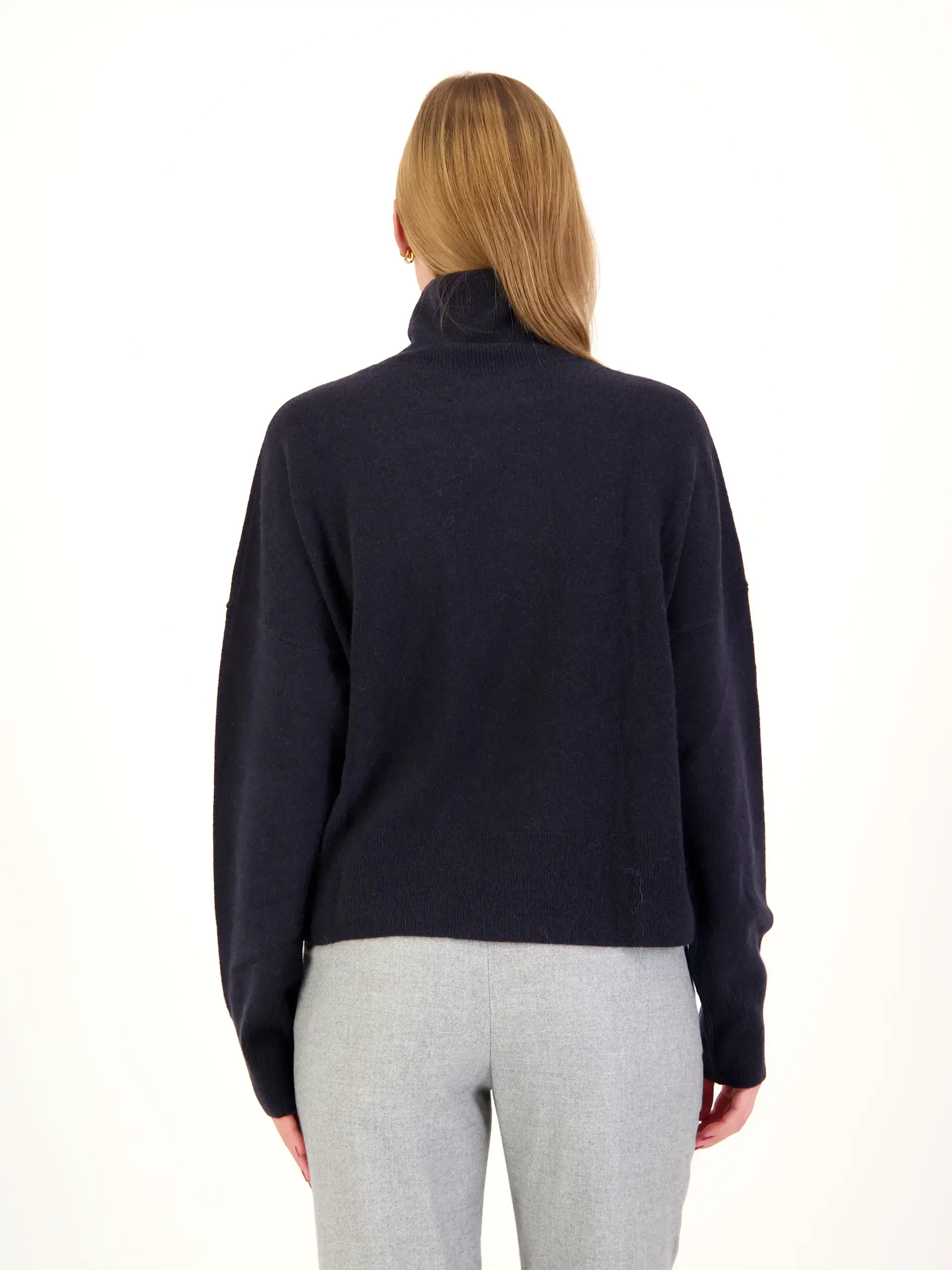 Pullover 'Nola' - Artikel Rückseite getragen von einem Modell - Farbe: Blau