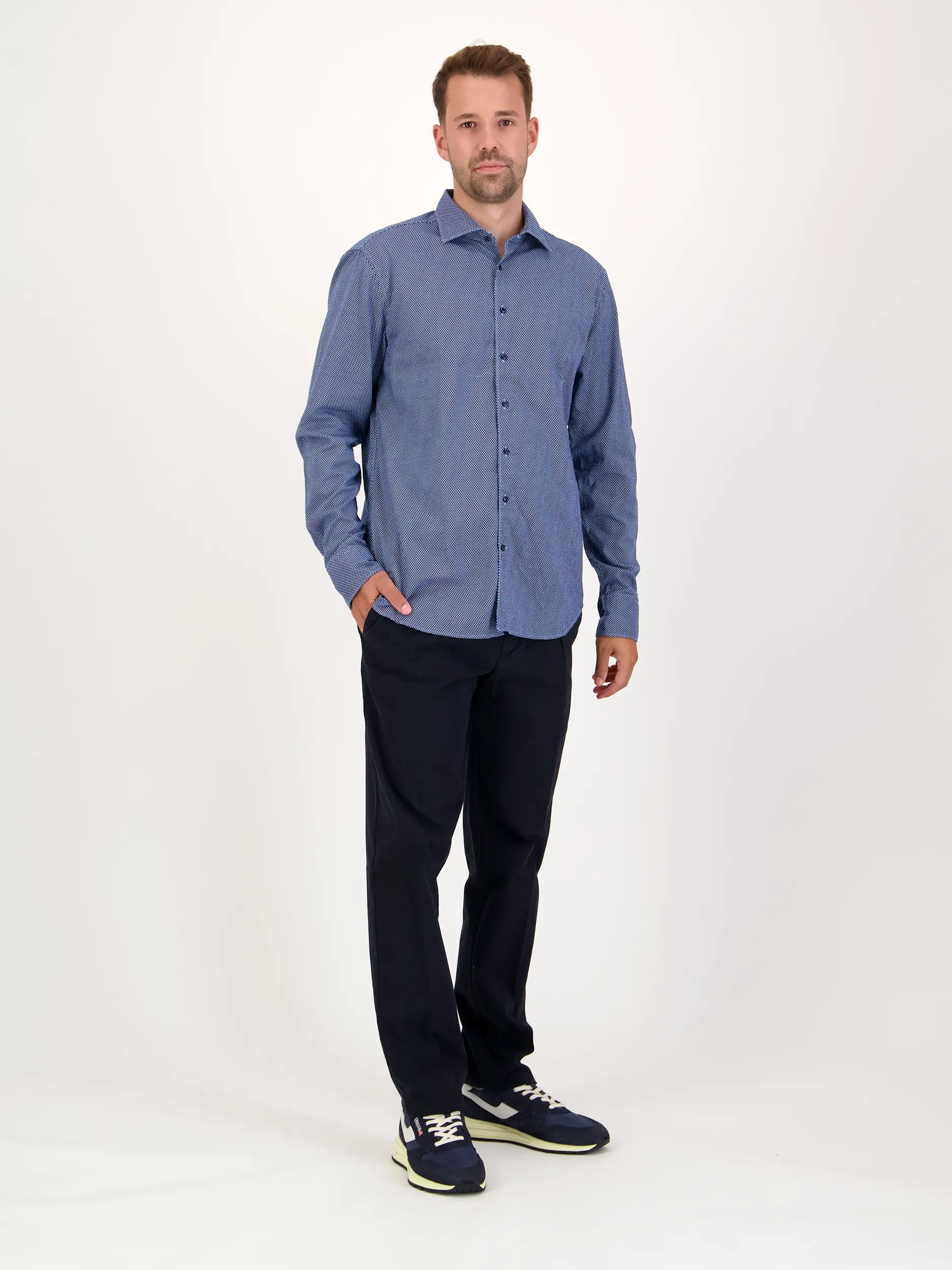 Hemd mit Kentkragen langarm - Artikel Teil eines Outfits getragen von einem Modell - Farbe: Blau