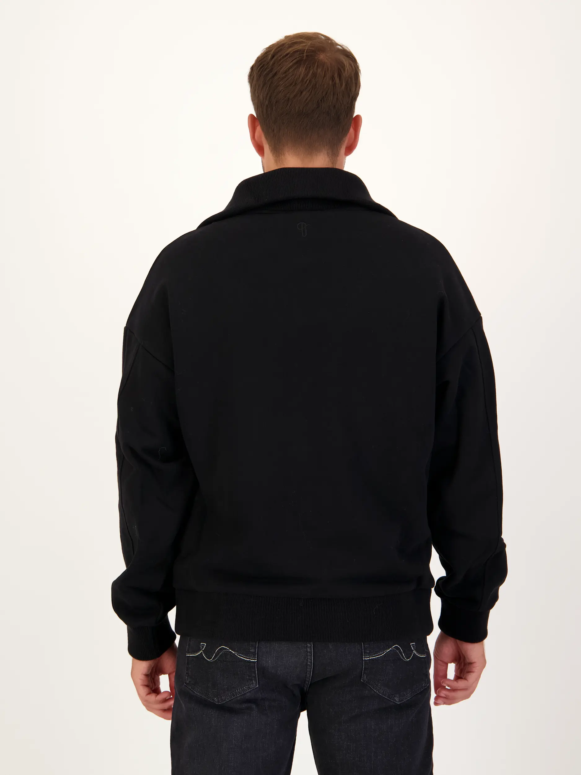 Sweatshirt 'Kailep' - Artikel Rückseite getragen von einem Modell - Farbe: Schwarz