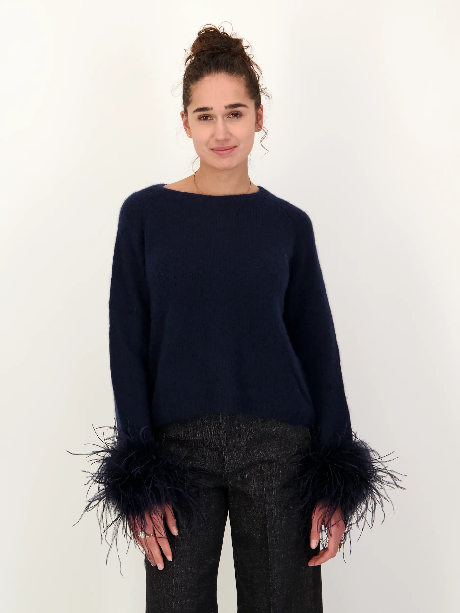 Pullover aus Kaschmir mit Straußenfedern langarm - Artikel Vorderseite getragen von einem Modell - Farbe: Blau